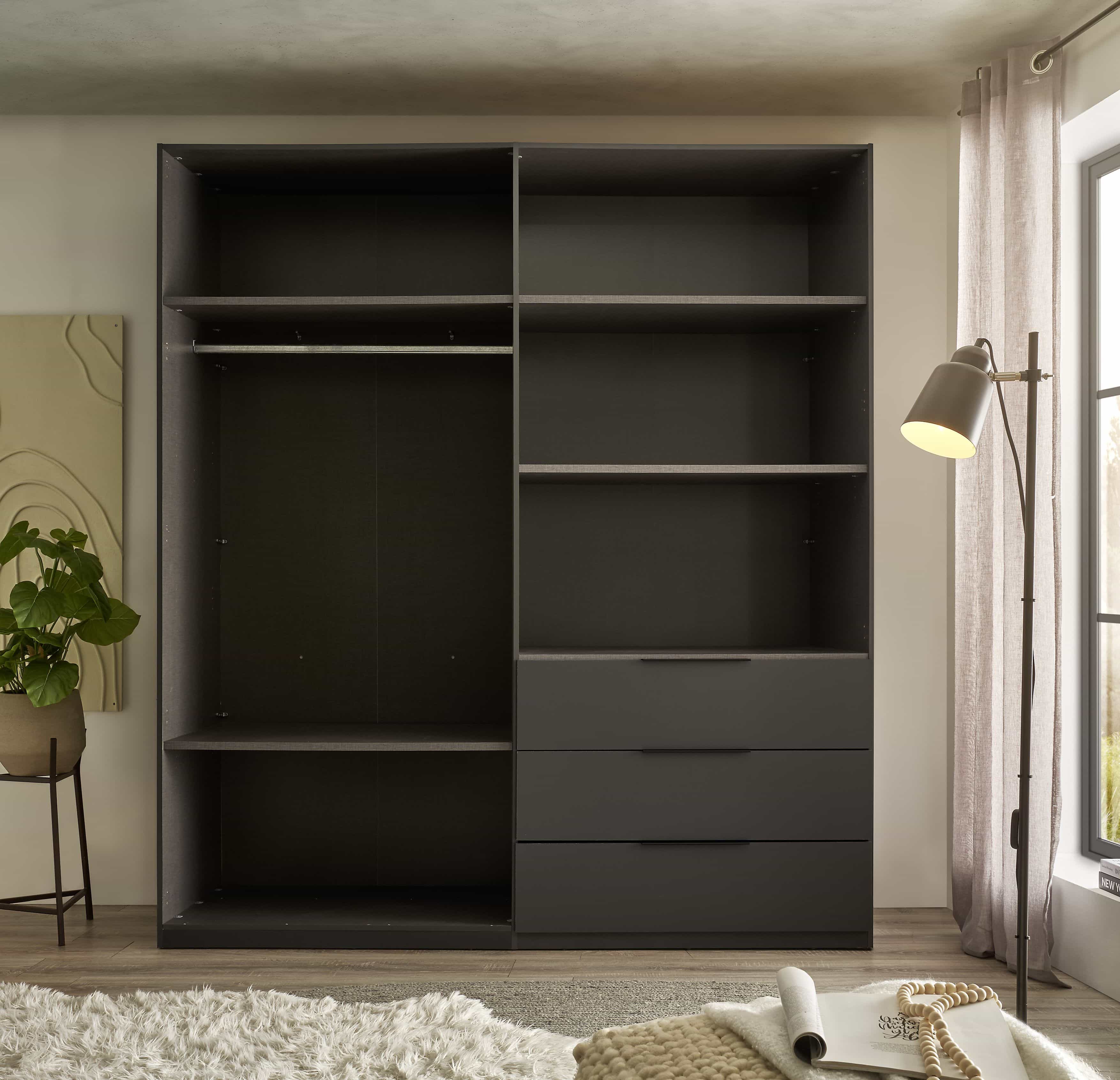 Kombi-Kleiderschrank Nuka von SchlafKONTOR – 4 Türen, 3 Schubladen, moderner Kleiderschrank in graphit & hellgrau Kombi-Kleiderschrank Nuka von SchlafKONTOR – 4 Türen, 3 Schubladen, moderner Kleiderschrank in graphit & hellgrau