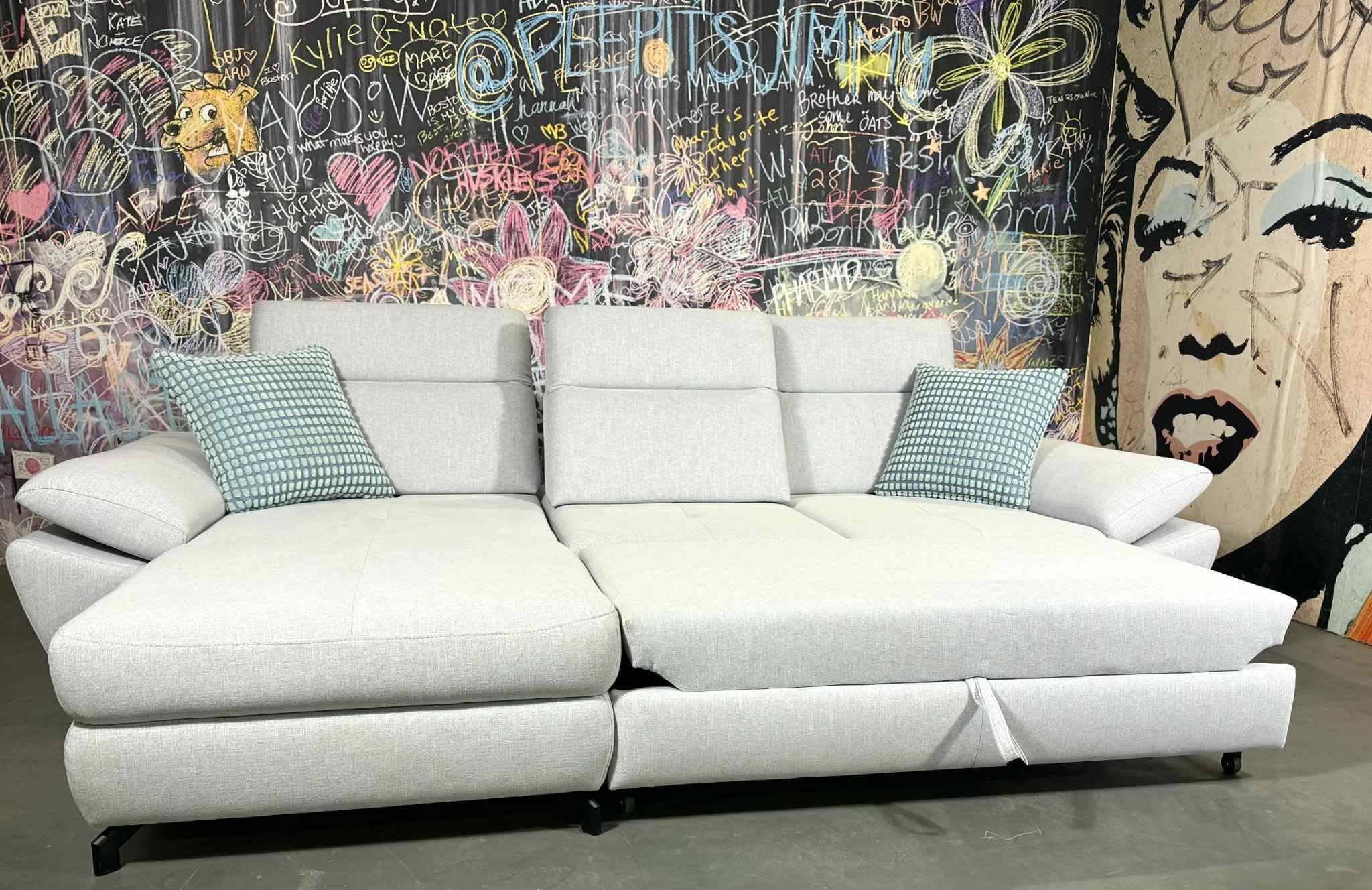 Sofa Arezza Hellgrau Flachgewebe links mit Schlaffunktion | Benformato | Fotomodell