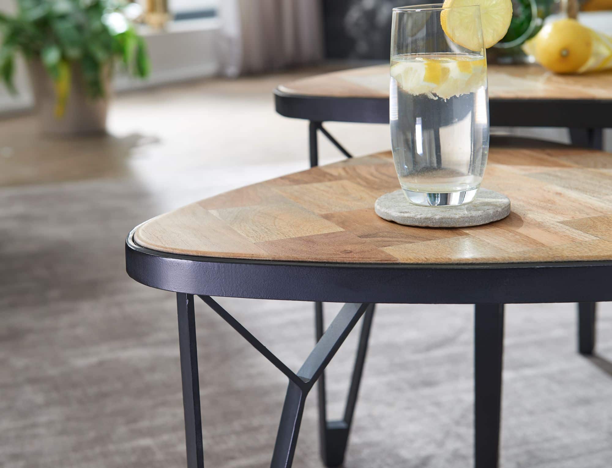 Design Couchtisch 2er Set Mango / Akazie Massivholz Satztisch Dreieckig Design Couchtisch 2er Set Mango / Akazie Massivholz Satztisch Dreieckig