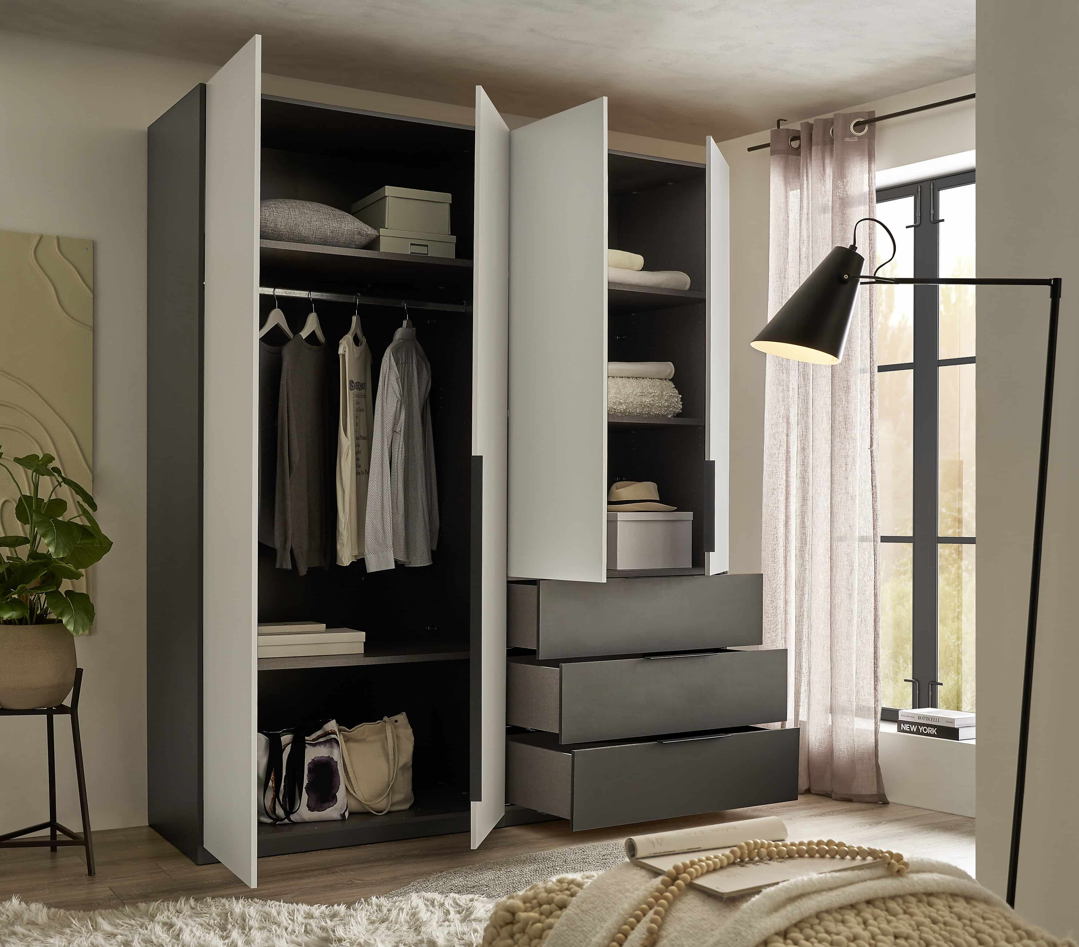 Kombi-Kleiderschrank Nuka von SchlafKONTOR – 4 Türen, 3 Schubladen, moderner Kleiderschrank in graphit & hellgrau Kombi-Kleiderschrank Nuka von SchlafKONTOR – 4 Türen, 3 Schubladen, moderner Kleiderschrank in graphit & hellgrau