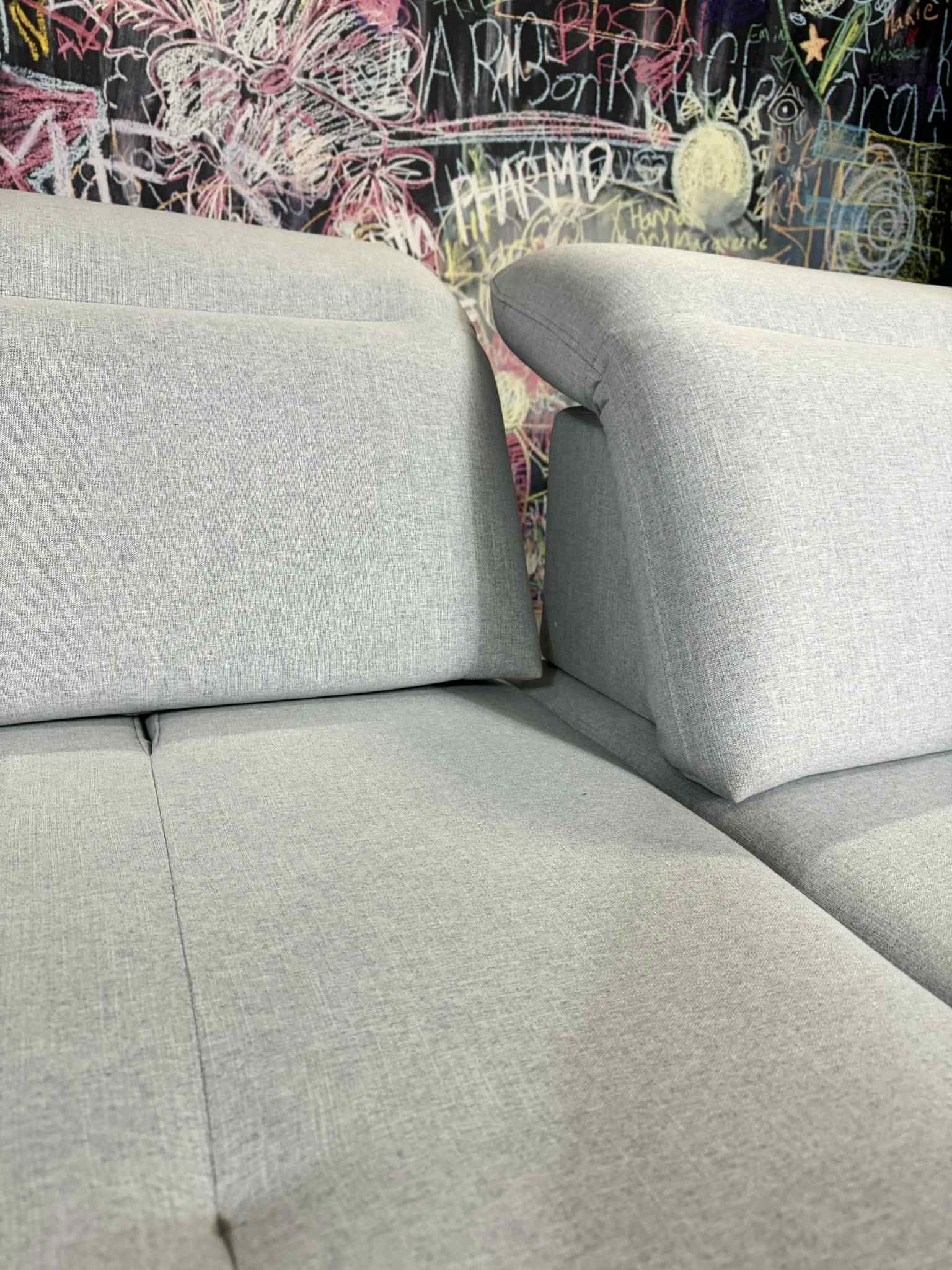 Sofa Arezza Hellgrau Flachgewebe links mit Schlaffunktion | Fotomodell Sofa Arezza Hellgrau Flachgewebe links mit Schlaffunktion | Fotomodell