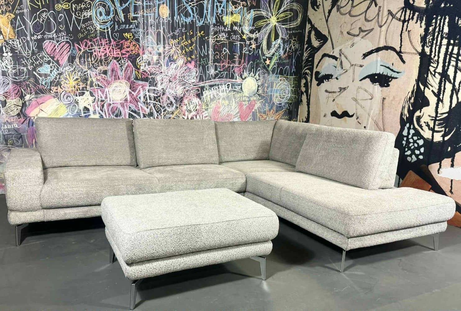 Sofa Soso Hellgrau mit Sitztiefenverstellung & Hocker | Mikrofaser Teddy-Stoff