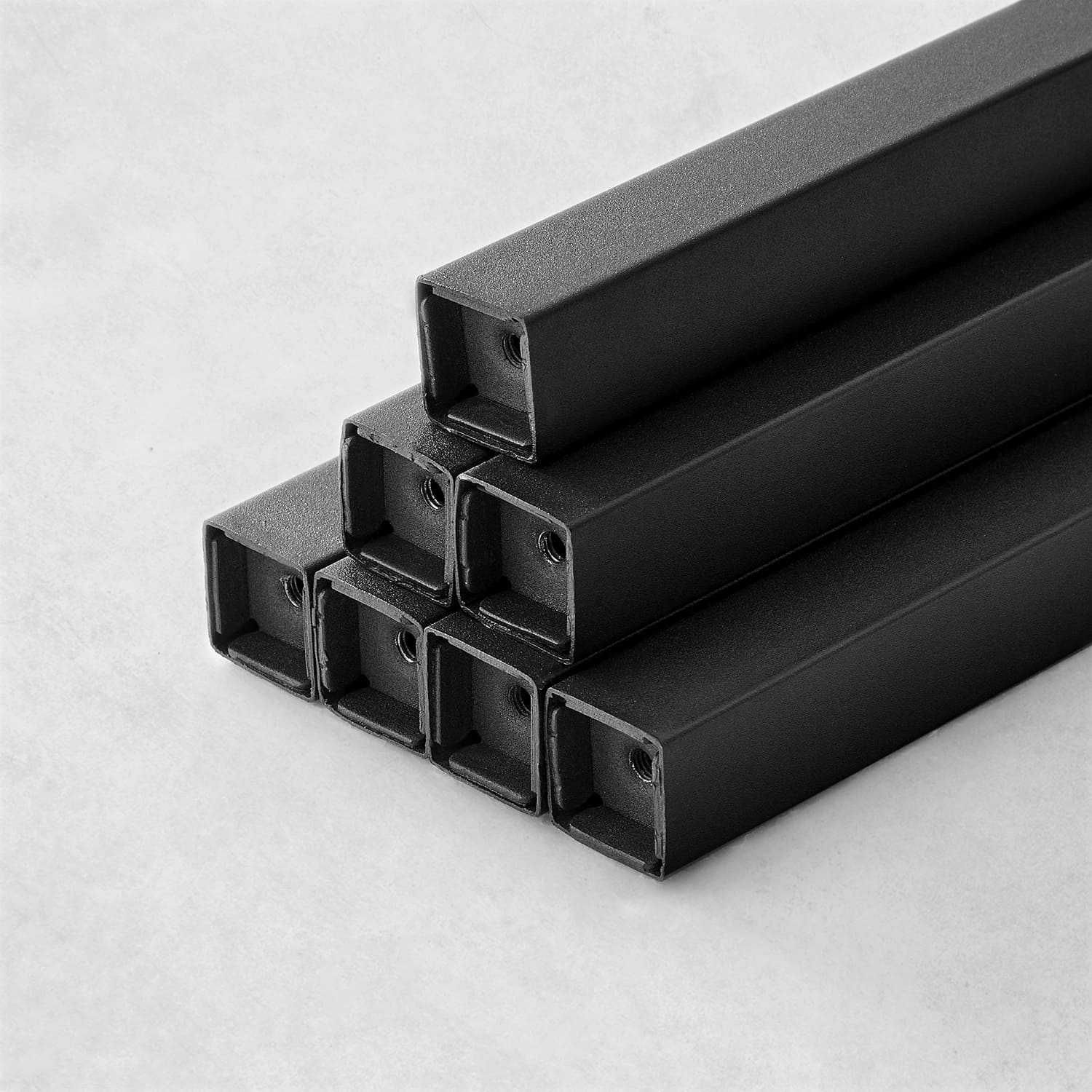 Schmaler Bürotisch im Industrie-Design Schmaler Bürotisch im Industrie-Design