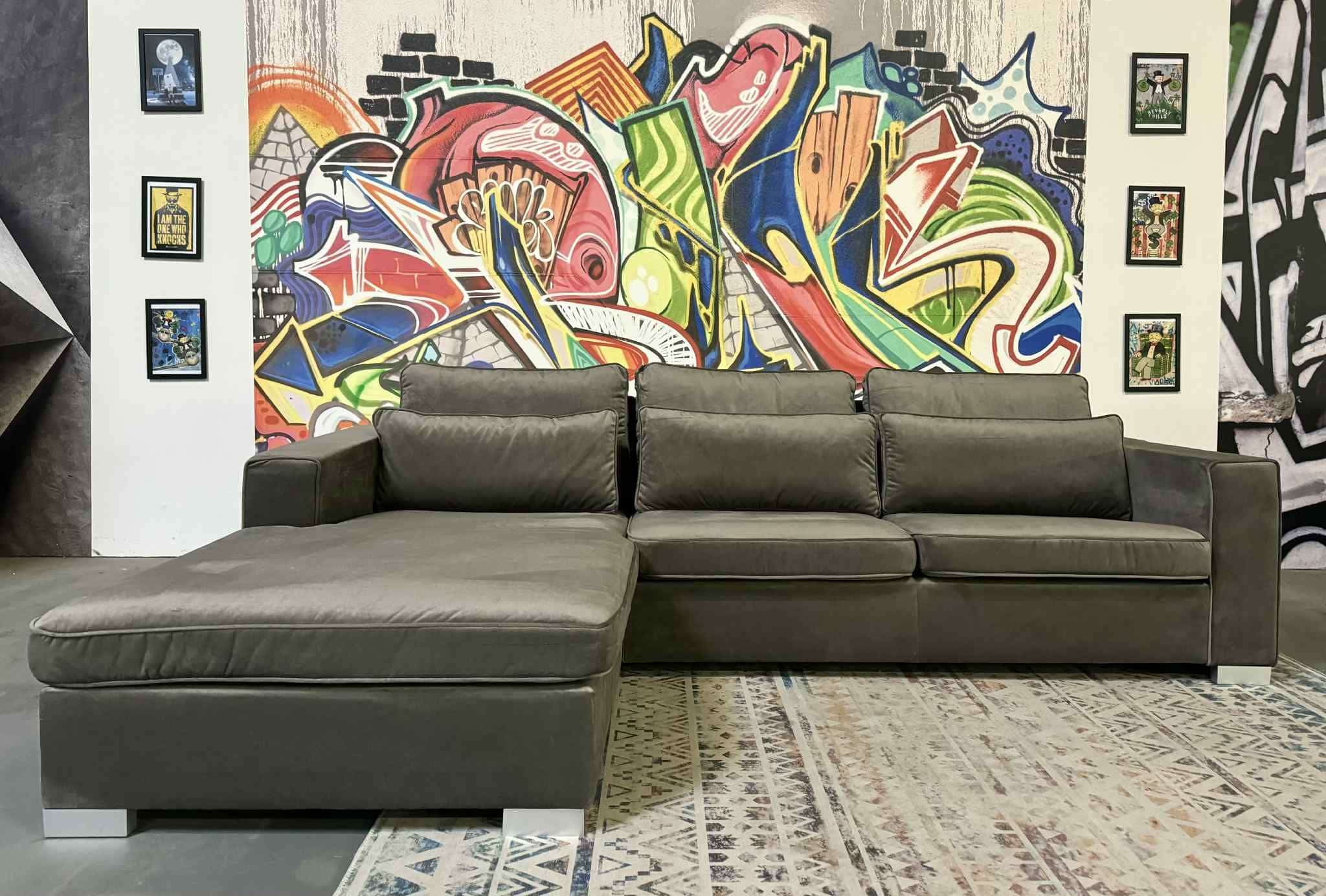 Sofa Starr Grau Samtvelours mit losen Rückenkissen | Fotomodell Sofa Starr Grau Samtvelours mit losen Rückenkissen | Fotomodell