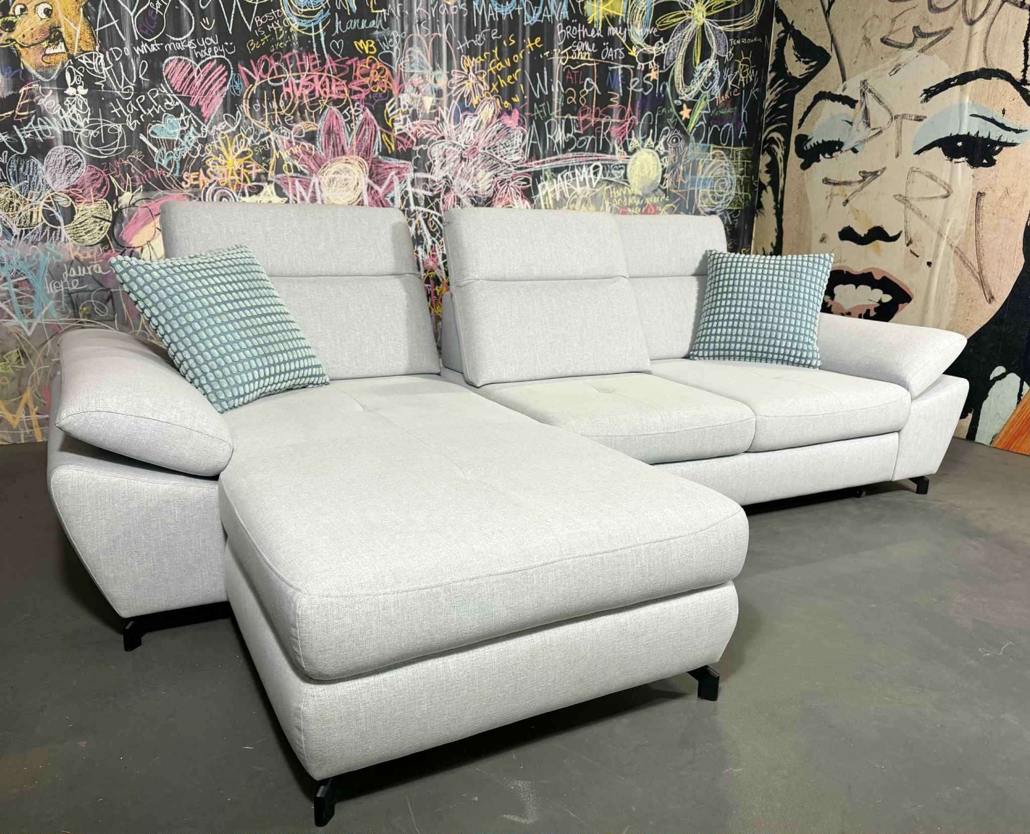 Sofa Arezza Hellgrau Flachgewebe links mit Schlaffunktion | Benformato | Fotomodell