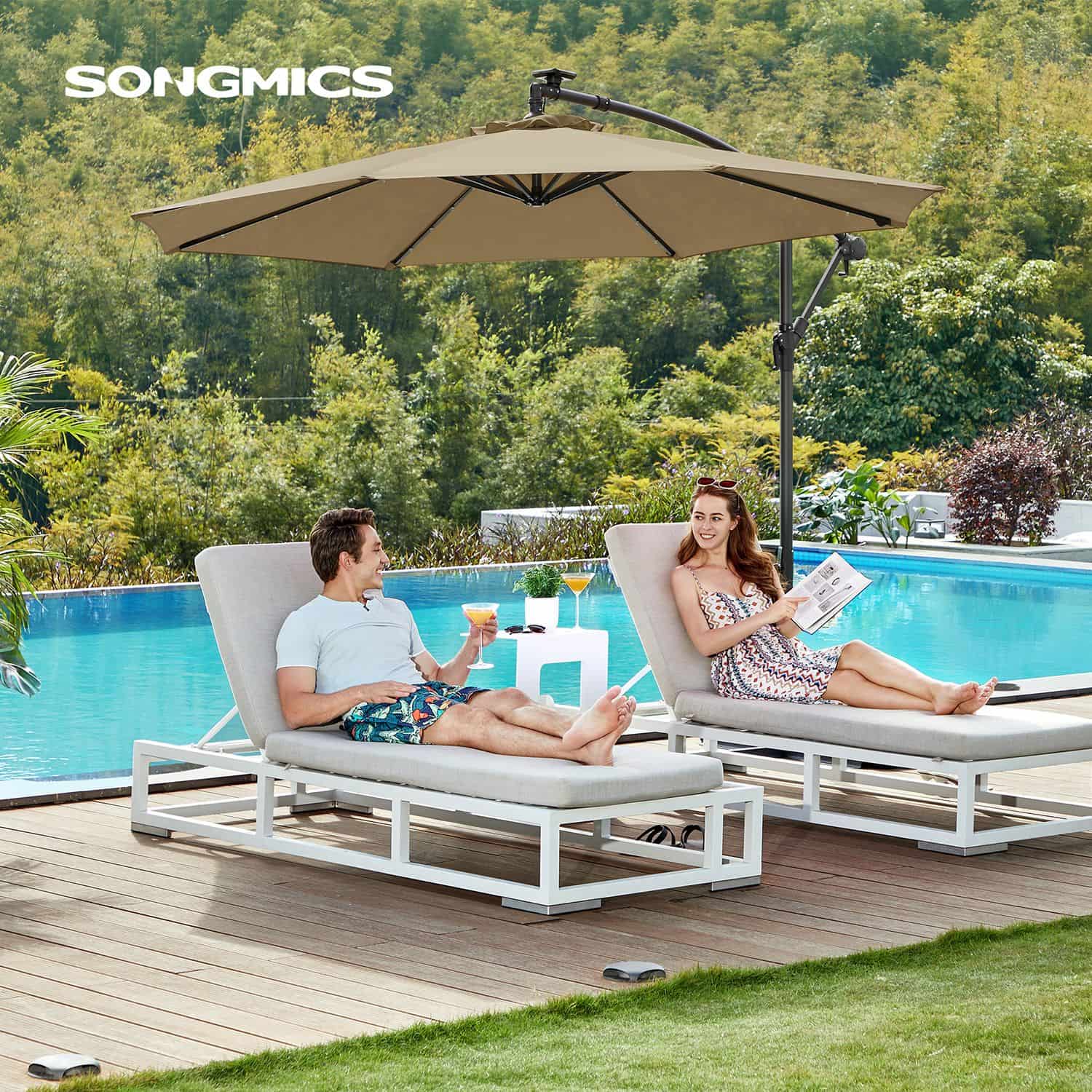 Sonnenschirm mit LED-Solar-Beleuchtung und Ständer Sonnenschirm mit LED-Solar-Beleuchtung und Ständer