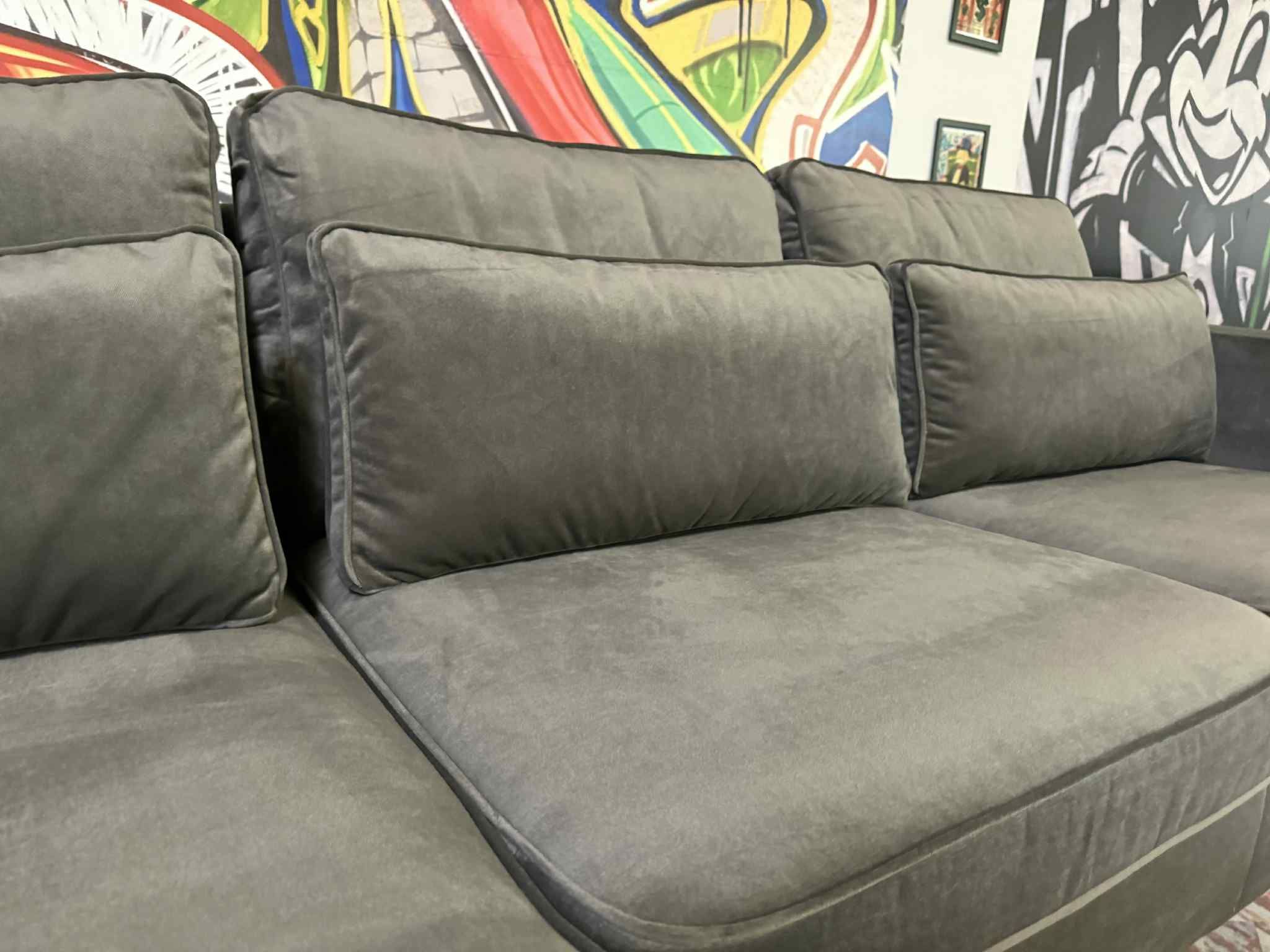 Sofa Starr Grau Samtvelours mit losen Rückenkissen | Fotomodell