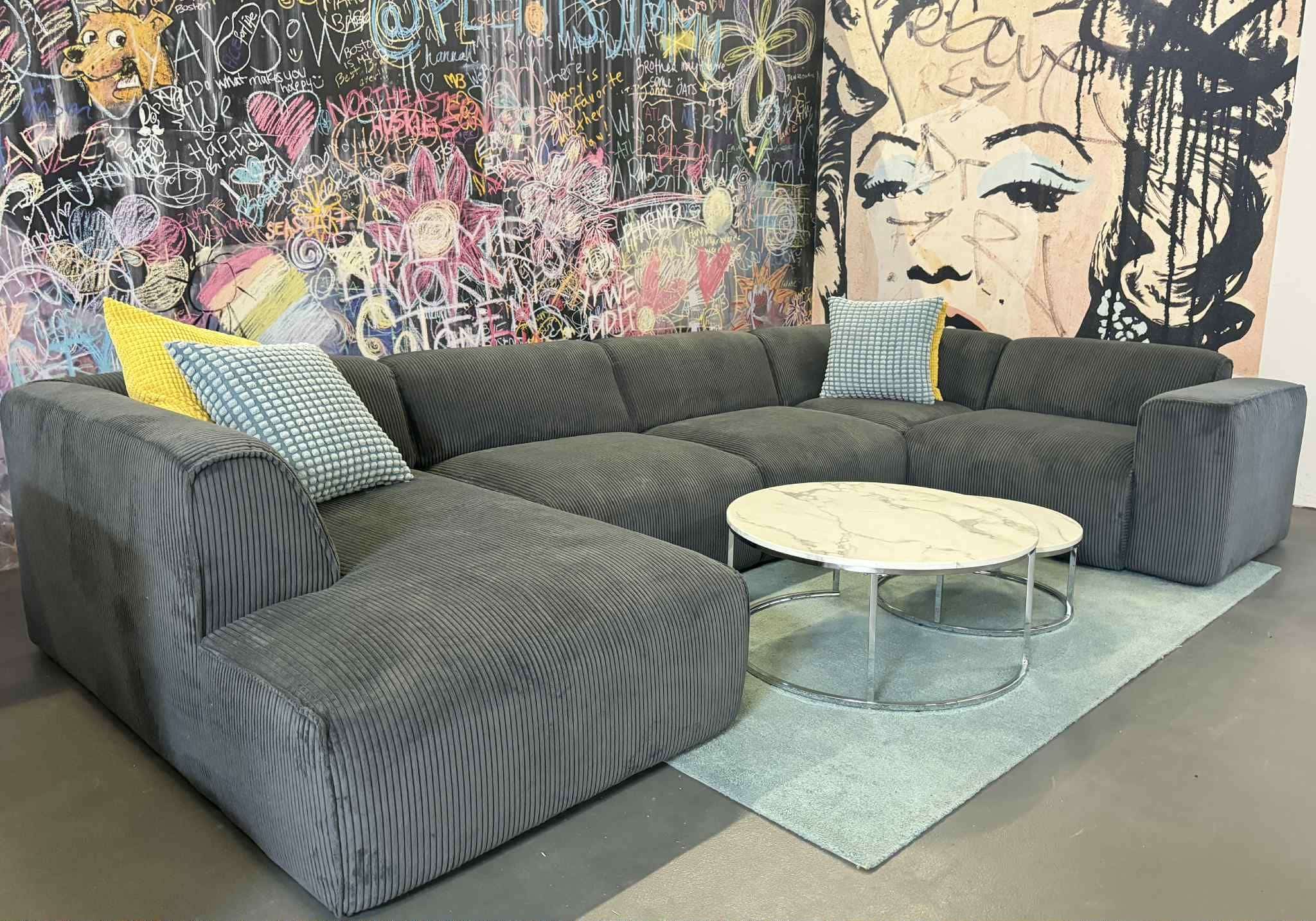 Wohnlandschaft Maddox – Riesiges Feincord-Sofa in Grau, Bequem & Stilvoll Wohnlandschaft Maddox – Riesiges Feincord-Sofa in Grau, Bequem & Stilvoll
