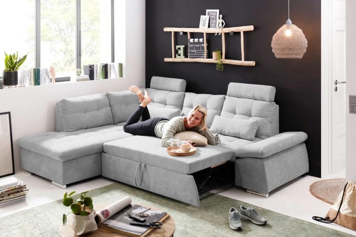 Nalo-2F-Rec_Uran-01_silver_Milieu_Model_FktCM4MhsLXdxqp5 Silver Dreams: Nalo Schlafsofa von ED Exciting Design für exklusives Wohnen