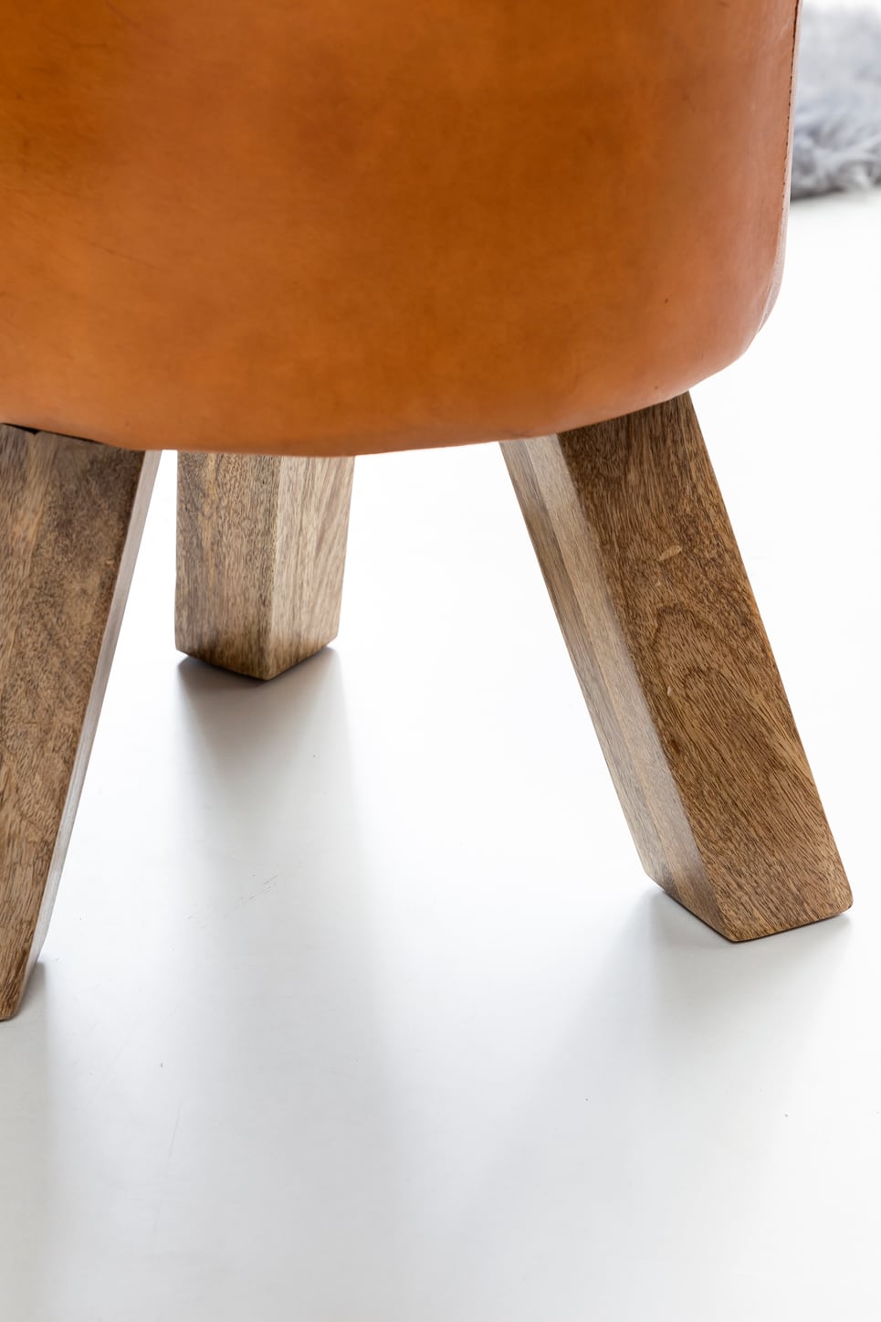 43726-WOHNLING-Sitzhocker-Echtleder-braun-rund-40_4 Unikater Sitzhocker: Handgefertigt & Robust