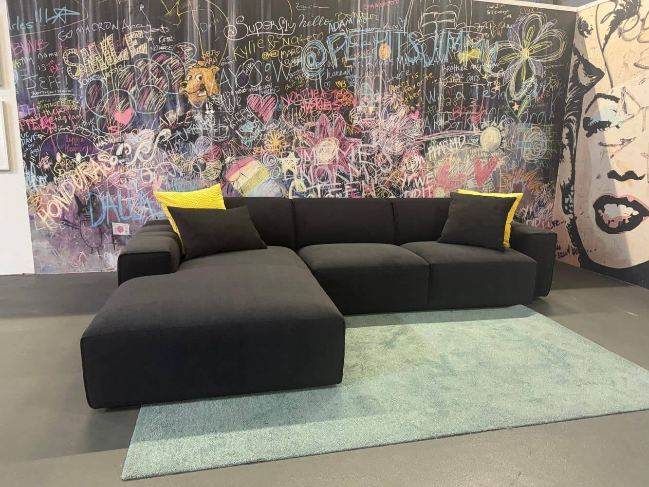 Ecksofa Airport Anthrazit – mit Kedernaht & optionalem Hocker Ecksofa Airport Anthrazit – mit Kedernaht & optionalem Hocker