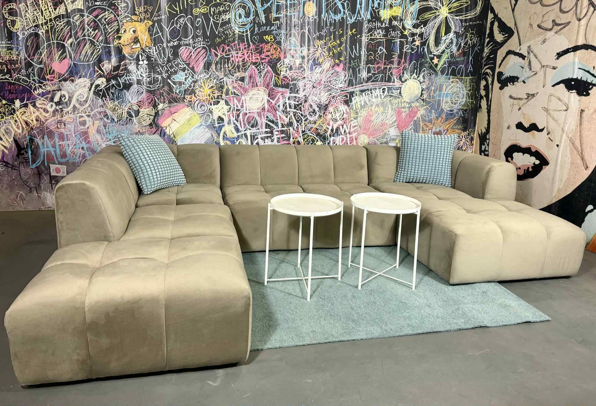 Wohnlandschaft New York Taupe Samtvelours von Myhomelando | Fotomodell