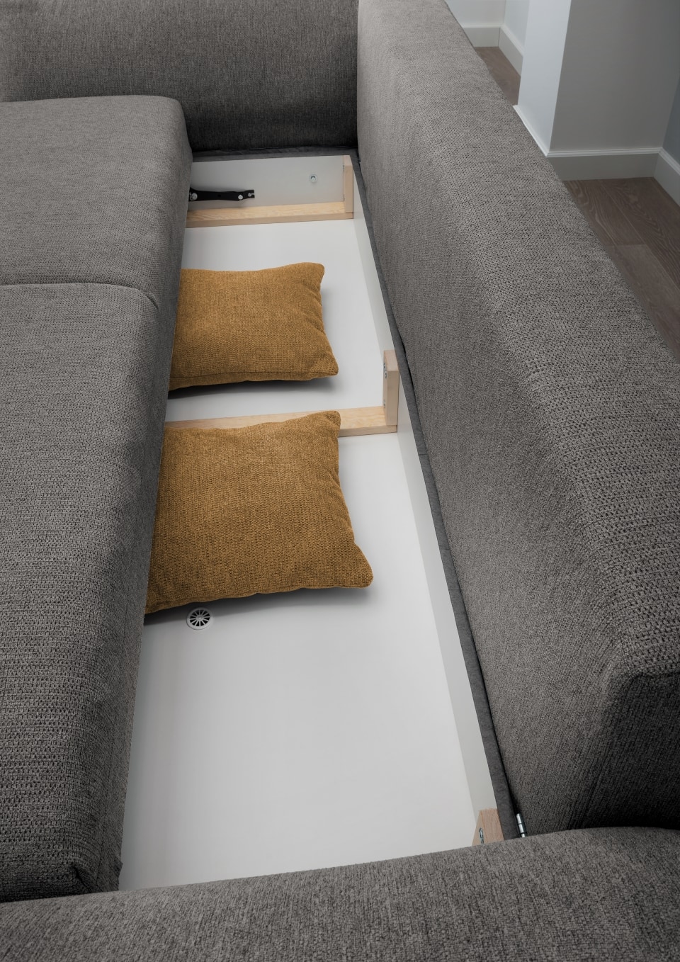 Benformato_Pera_4FAFBK_9754_ZK_9760-33 Detailansicht des Grau-Braunen 'Pera' Big Sofas – Ihr neuer Ruhepol