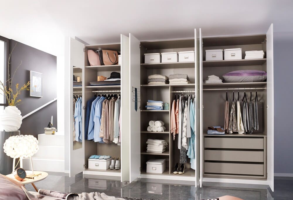 6-türiger Kleiderschrank Purisma von Rauch – Drehtürschrank in Alpinweiß, Graphit oder Seidengrau mit Schubkasteneinsatz, Innenspiegel und Krawattenhalter 6-türiger Kleiderschrank Purisma von Rauch – Drehtürschrank in Alpinweiß, Graphit oder Seidengrau mit Schubkasteneinsatz, Innenspiegel und Krawattenhalter