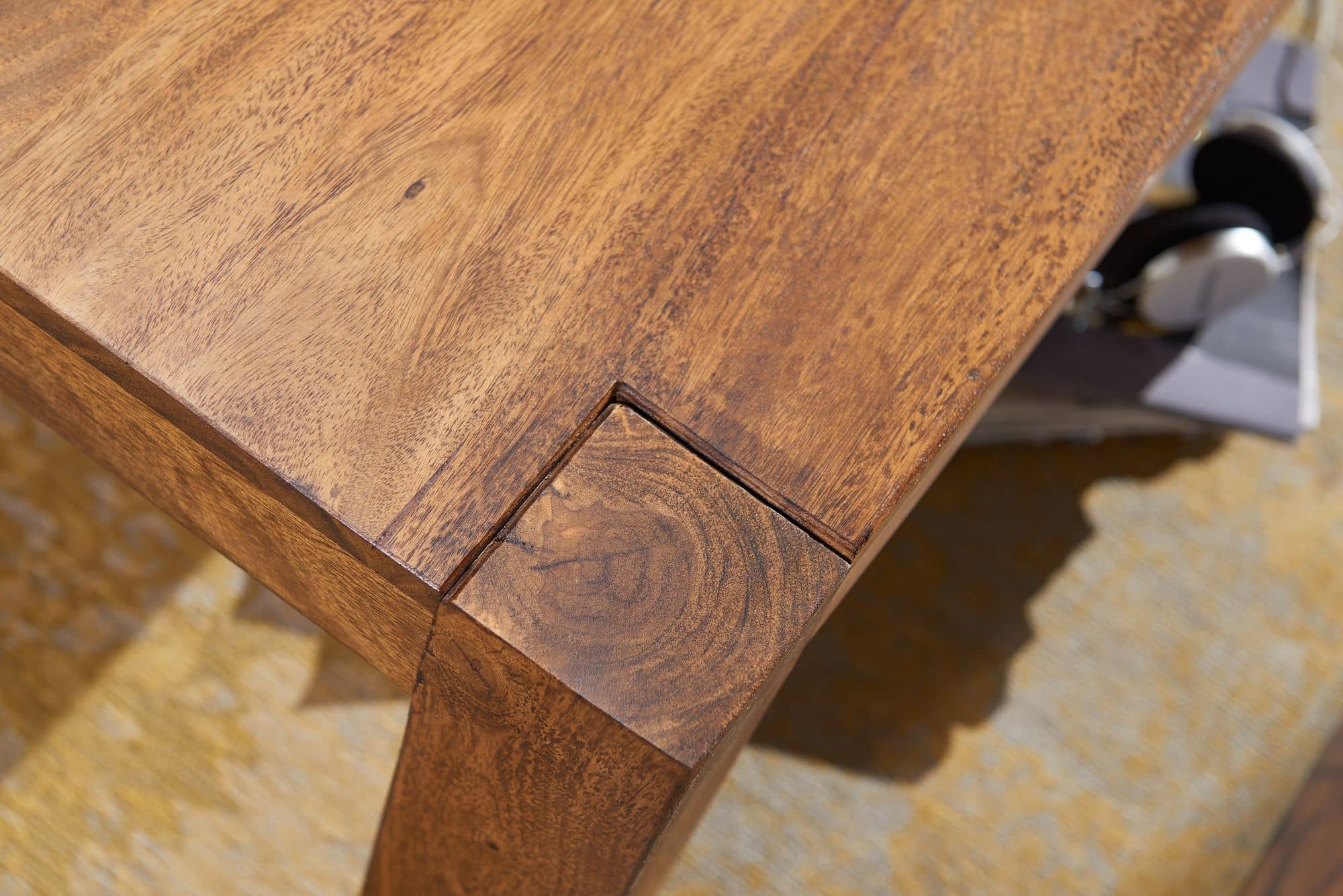 31315-WOHNLING-Couchtisch-MUMBAI-Massiv-Holz-She_2Ash5csSTIHGxe Couchtisch Sheesham 110 cm – Massivholz & Metall im Landhaus‑Stil