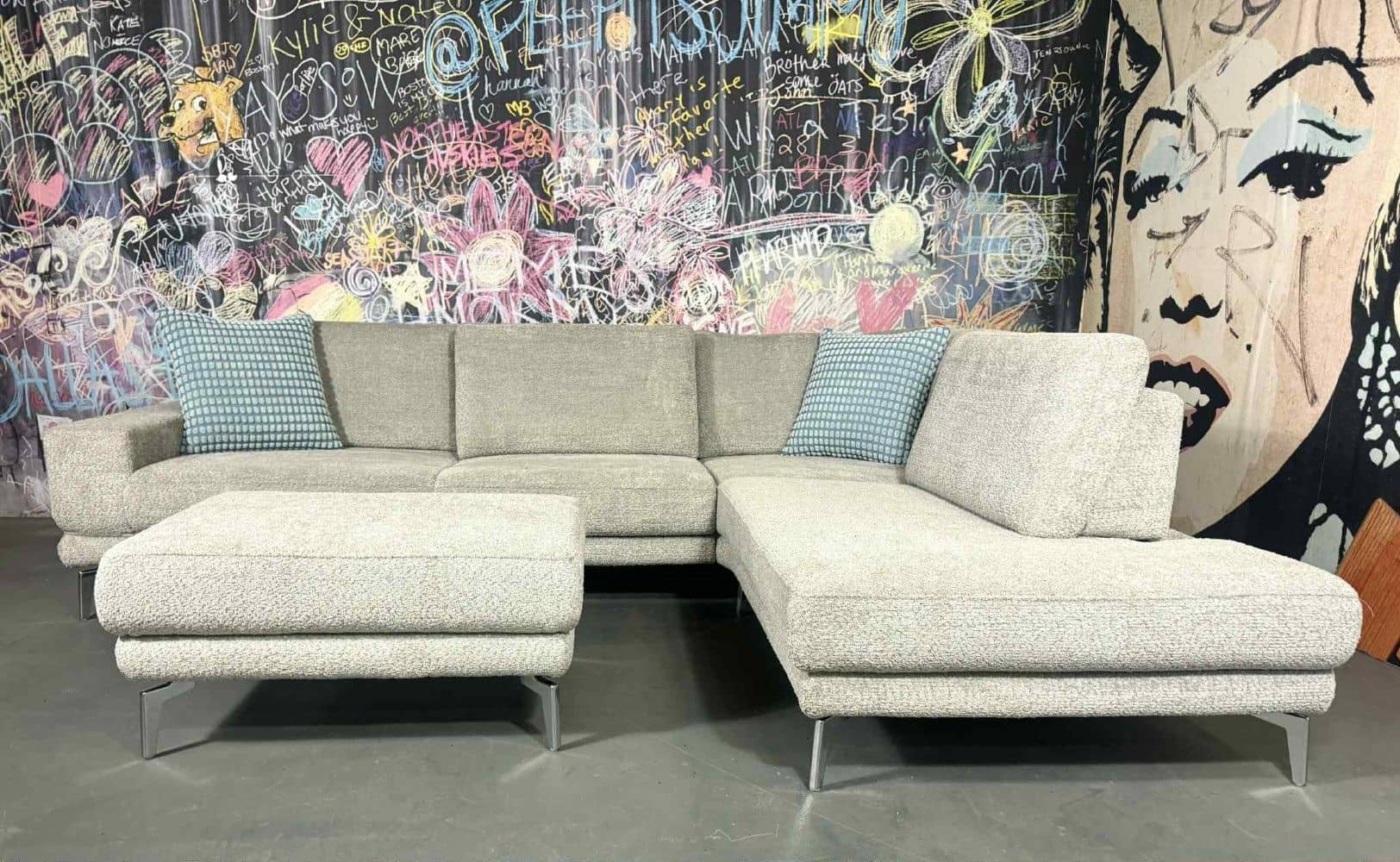 Sofa Soso Hellgrau mit Sitztiefenverstellung & Hocker | Mikrofaser Teddy-Stoff