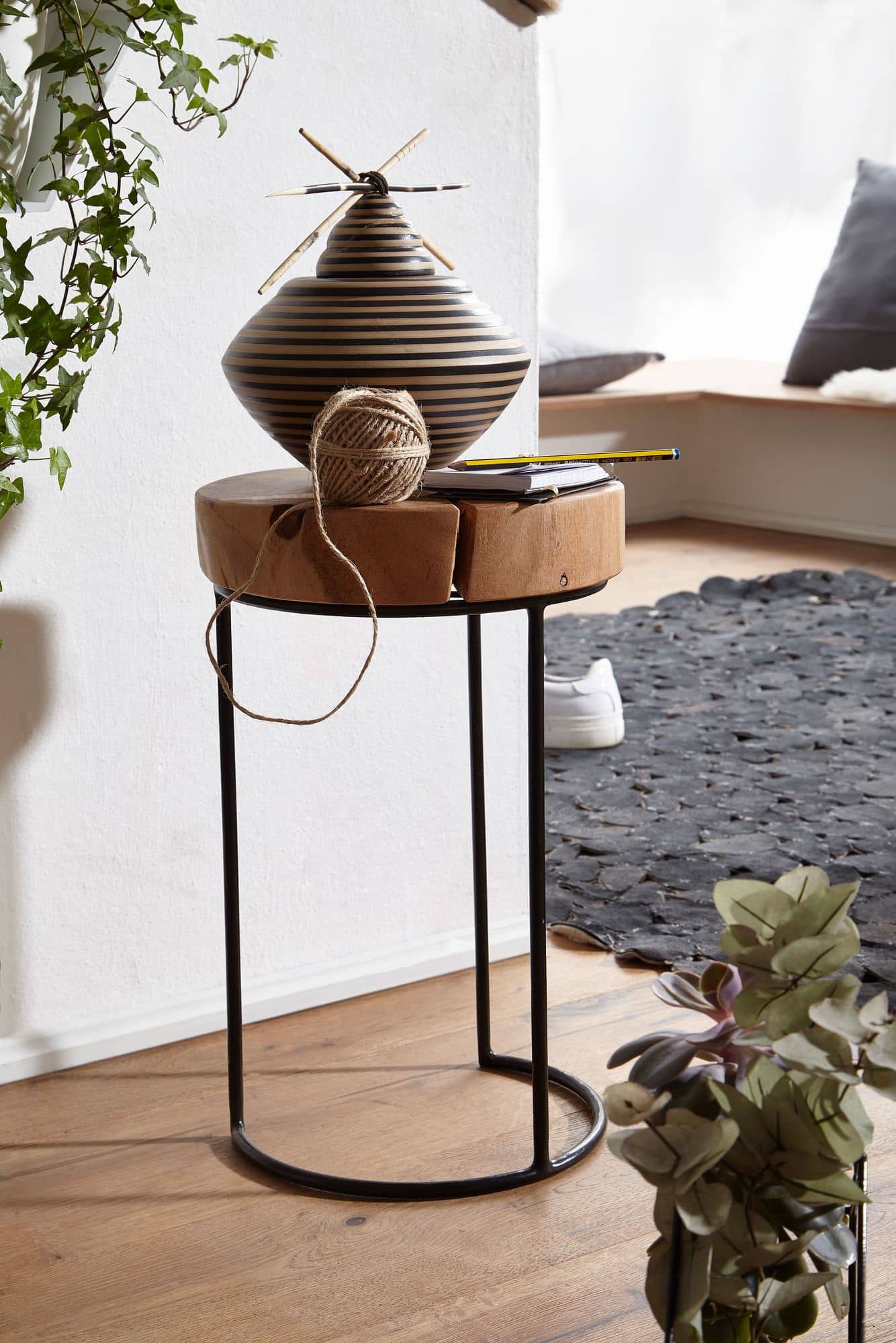 Beistelltisch AKOLA Massiv-Holz Akazie Wohnzimmer-Tisch Metallbeine Landhaus-Stil Baumstamm-Form Echt-Holz Natur Beistelltisch AKOLA Massiv-Holz Akazie Wohnzimmer-Tisch Metallbeine Landhaus-Stil Baumstamm-Form Echt-Holz Natur