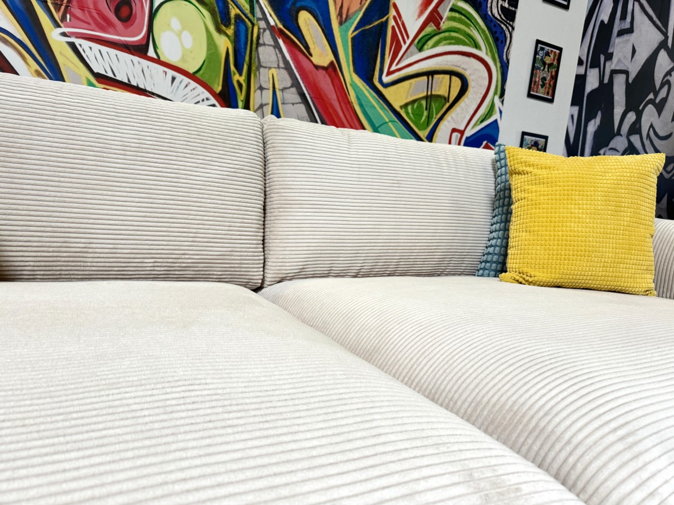 Big-Sofa Mandali – Großzügiger Loungekomfort im beigen Cord-Look Big-Sofa Mandali – Großzügiger Loungekomfort im beigen Cord-Look