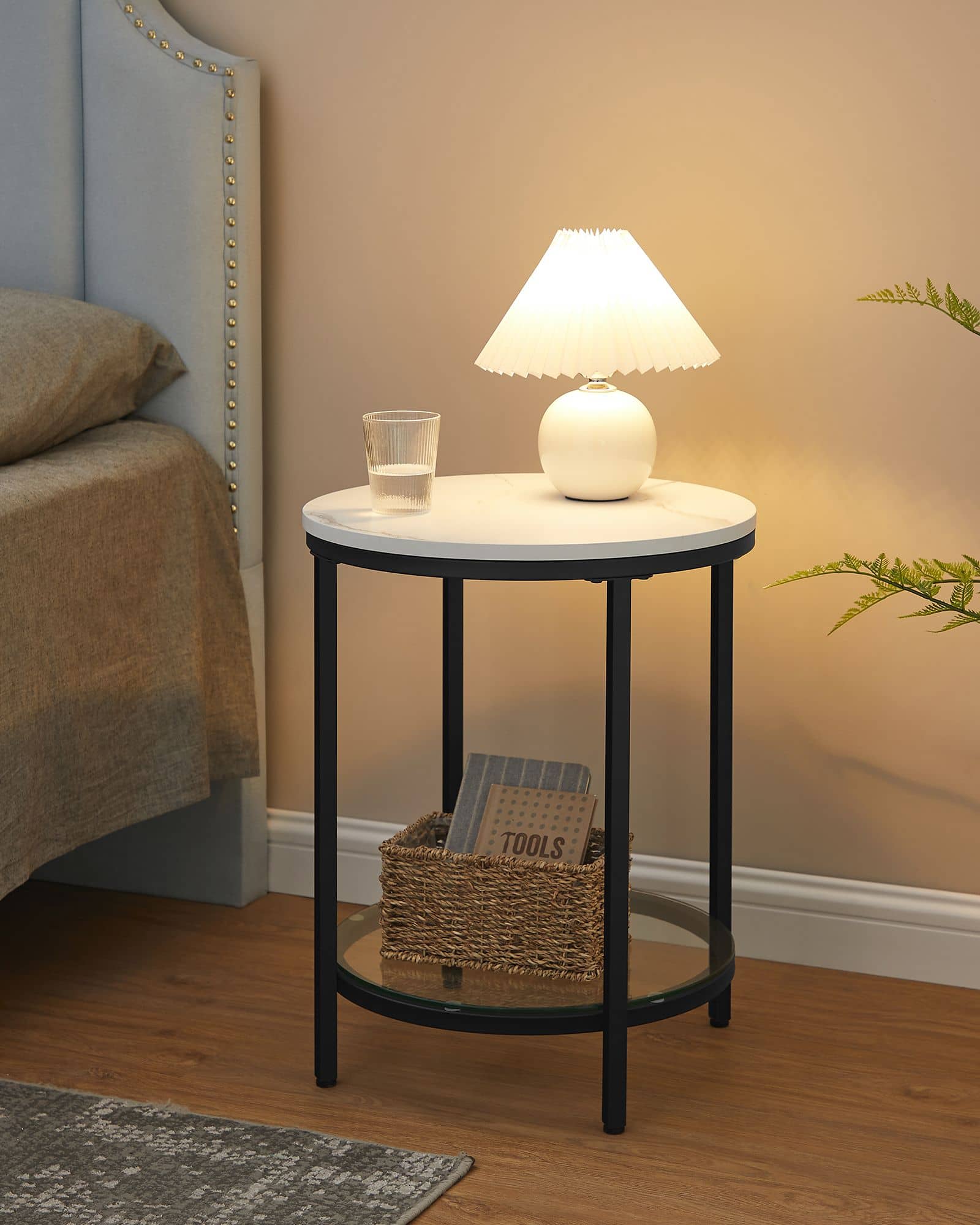 Beistelltisch 2 Ebenen in weißer Marmoroptik mit schwarzem Gestell Beistelltisch 2 Ebenen in weißer Marmoroptik mit schwarzem Gestell