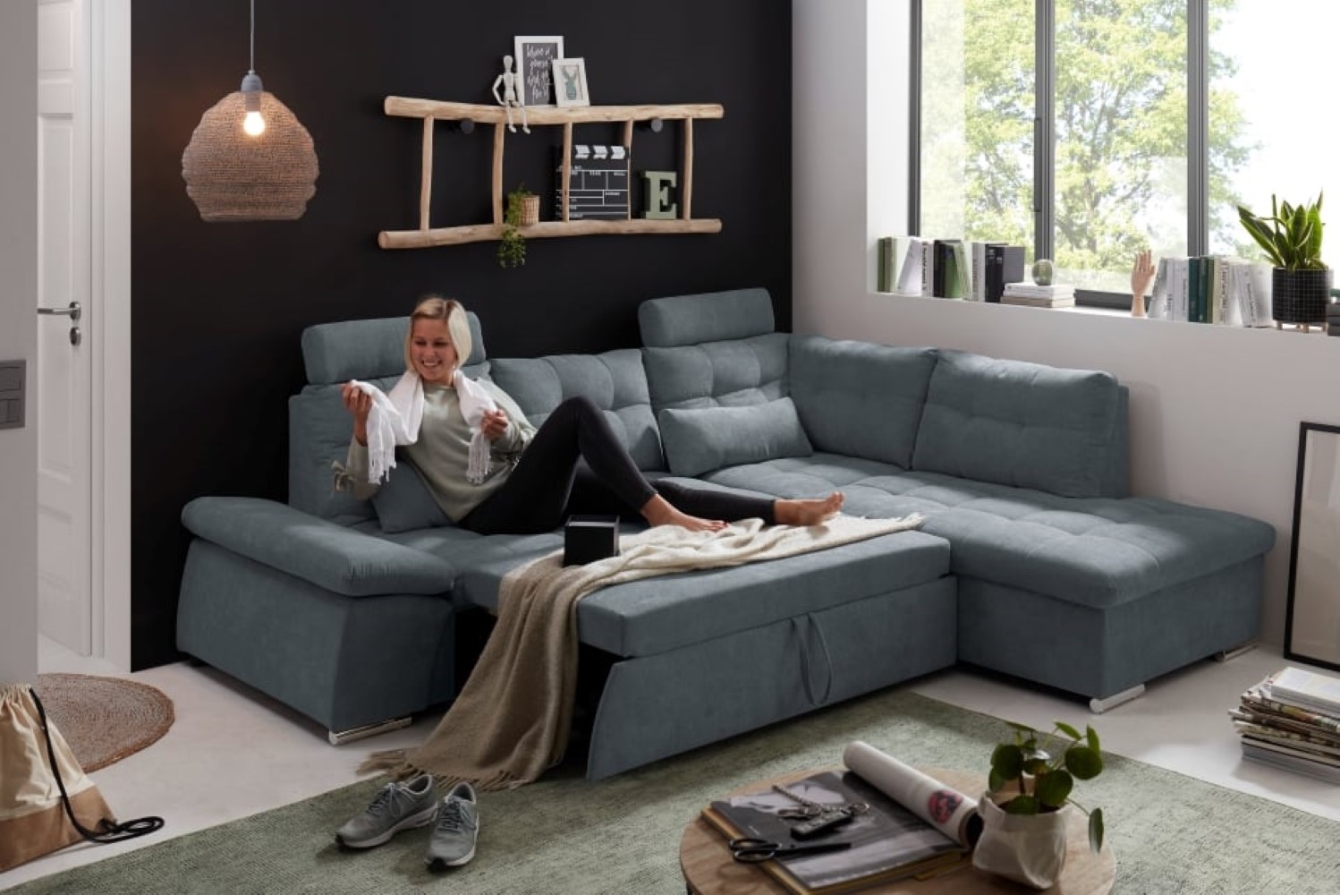 Nalo-2F-Rec_Uran-04-anthrazit_Milieu_Model Stilvolles Wohnen: Das Nalo Schlafsofa in Anthrazit mit verstellbaren Armlehnen