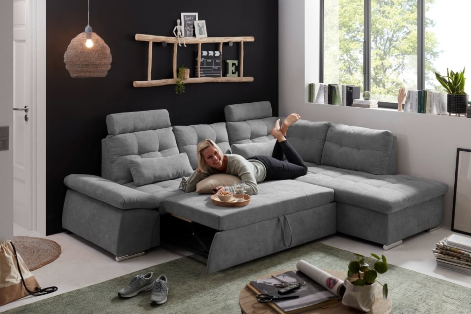 Nalo-2F-Rec_Uran-03-dark-grey_Milieu_Model_Fkt Entdecken Sie Dark Grey: Nalo Schlafsofa für zeitlose Eleganz im Wohnbereich
