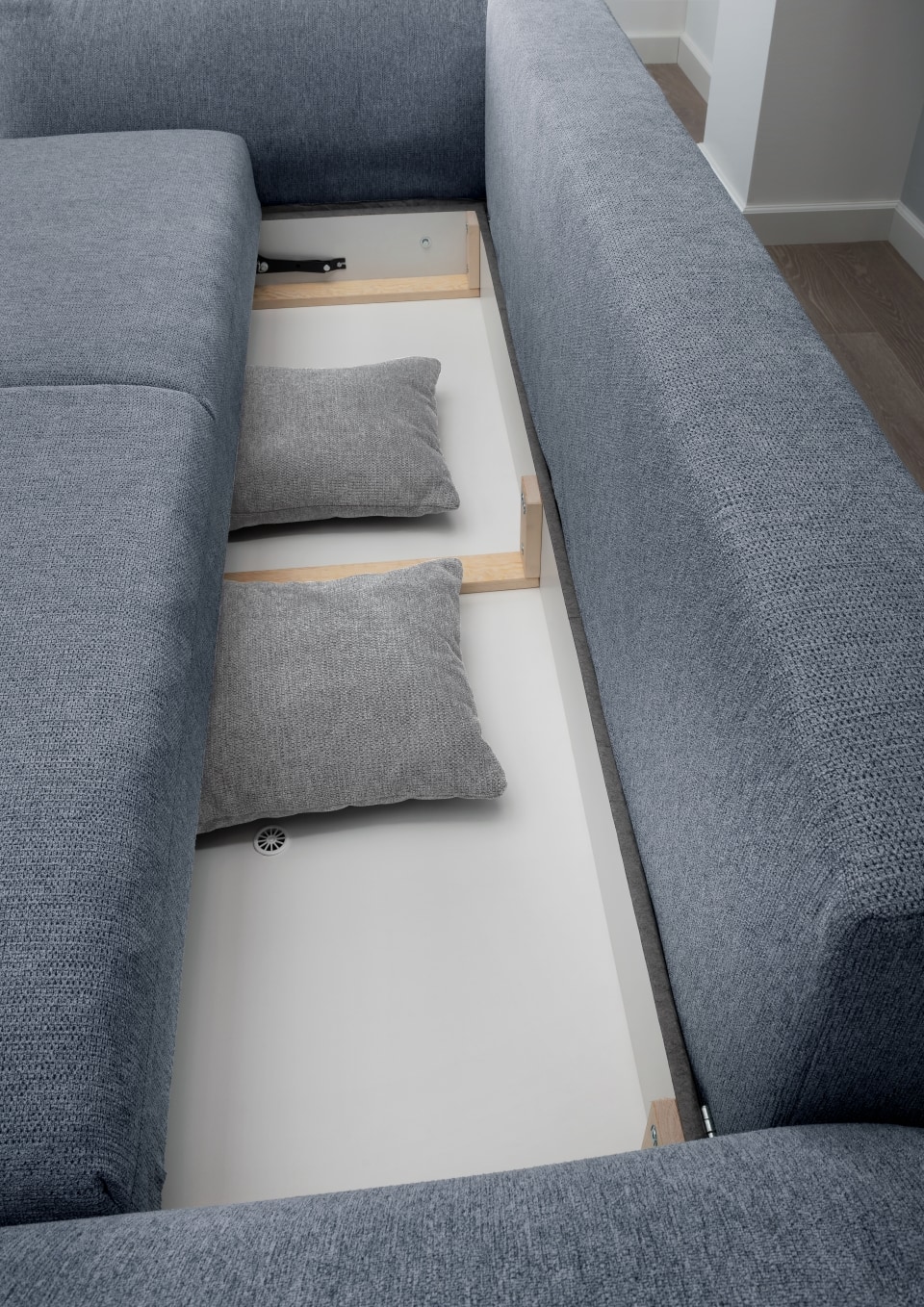Benformato_Pera_4FAFBK_9759_ZK_9753-3 Detailansicht des hellblauen 'Pera' Sofas – Modern und funktional