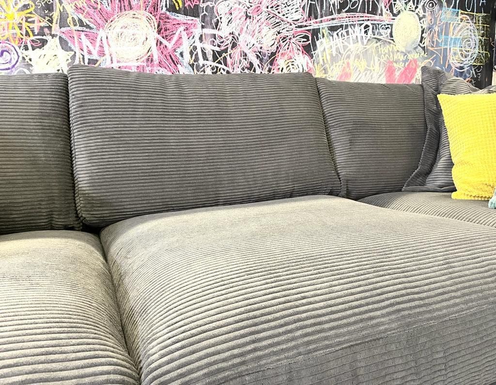 Ecksofa Melissa mit Cordbezug – Rückenkissen XXL optional mit Hocker Ecksofa Melissa mit Cordbezug – Rückenkissen XXL optional mit Hocker