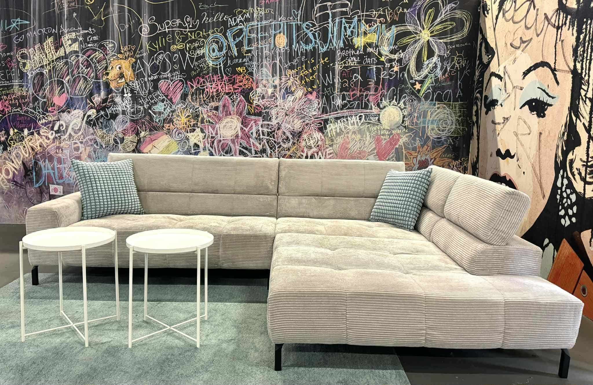 Ecksofa Alvio Sand Breitcord – Komfortsofa mit Kopflehnen Ecksofa Alvio Sand Breitcord – Komfortsofa mit Kopflehnen