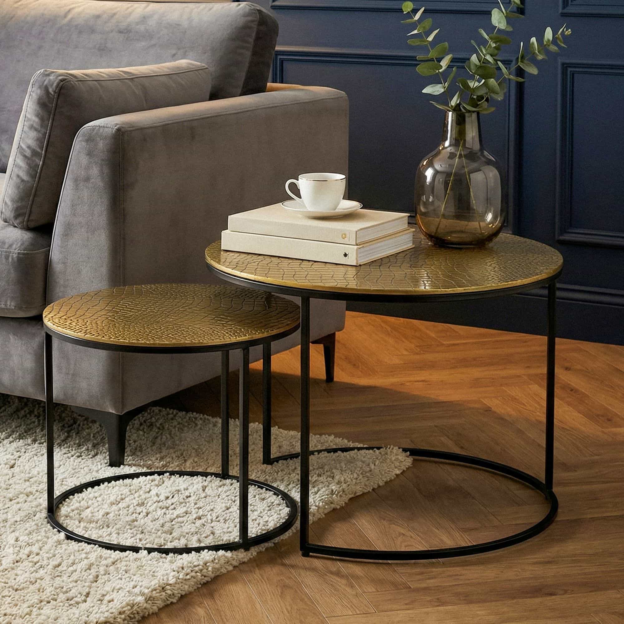 Satztisch Metall 2er Set rund gold - Couchtisch Aluminium Tischplatten mit Muster - Beistelltisch Sofatisch Alu modern - Wohnzimmertisch Eisen Gestell Handmade