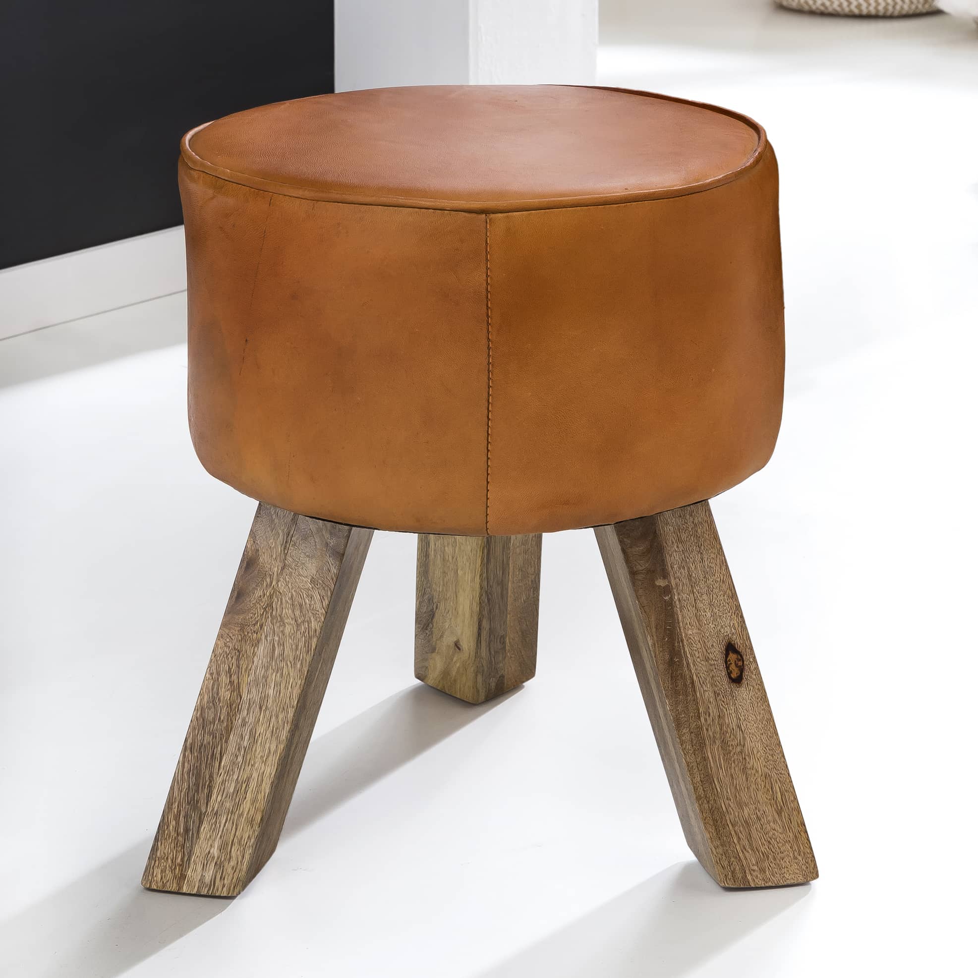 43726-WOHNLING-Design-Sitzhocker-WL5-102-Holz-37x45x37-cm-Modern-Fusshocker-Rund-Turnbock-Lederhocker-Holzbeine-Kleiner-Hocker-Massivholz-mit-Leder-Gepolstert-Holzhocker-mit-Echtle Hochwertiger Fußhocker aus echtem Leder