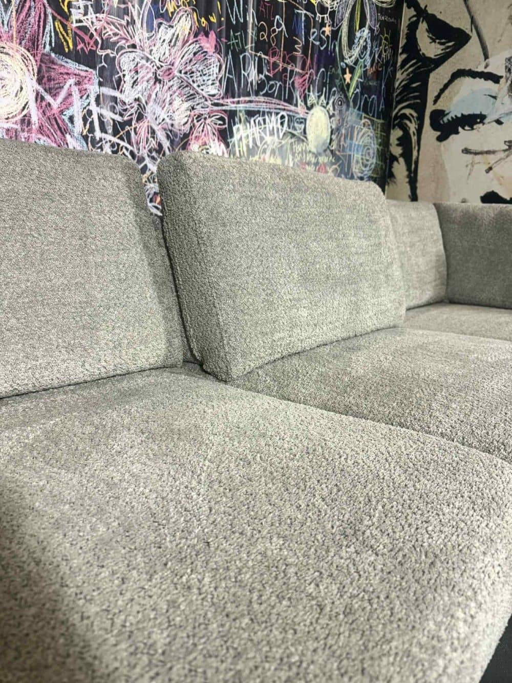 Sofa Soso Hellgrau mit Sitztiefenverstellung & Hocker | Mikrofaser Teddy-Stoff Sofa Soso Hellgrau mit Sitztiefenverstellung & Hocker | Mikrofaser Teddy-Stoff