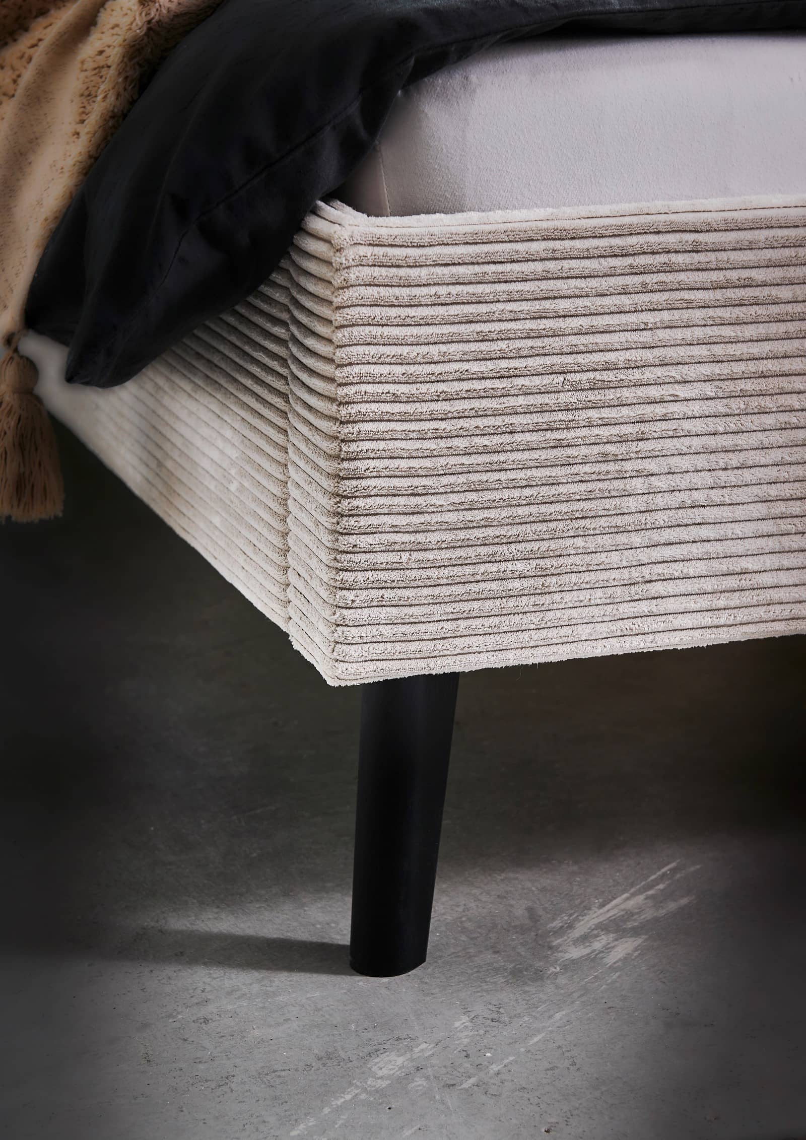 Polsterbett Avola by Meise – Elegantes Breitcord Bettgestell in Beige | 140x200 cm | Massivholzfüße Polsterbett Avola by Meise – Elegantes Breitcord Bettgestell in Beige | 140x200 cm | Massivholzfüße