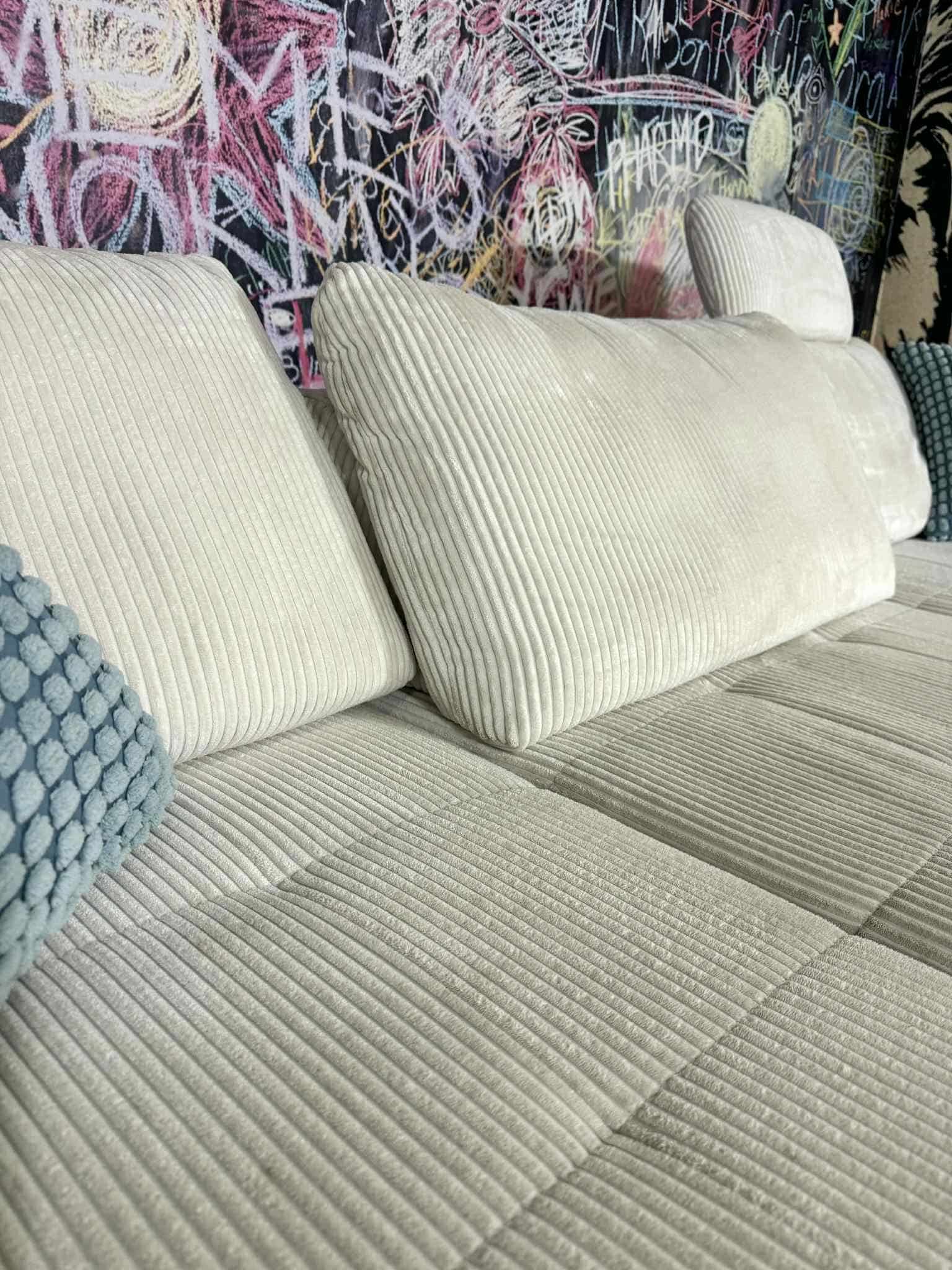 Sofa Charleen Beige Breitcord mit Schlaffunktion | Ausstellungsstück | Breitcord Sofa Charleen Beige Breitcord mit Schlaffunktion | Ausstellungsstück | Breitcord