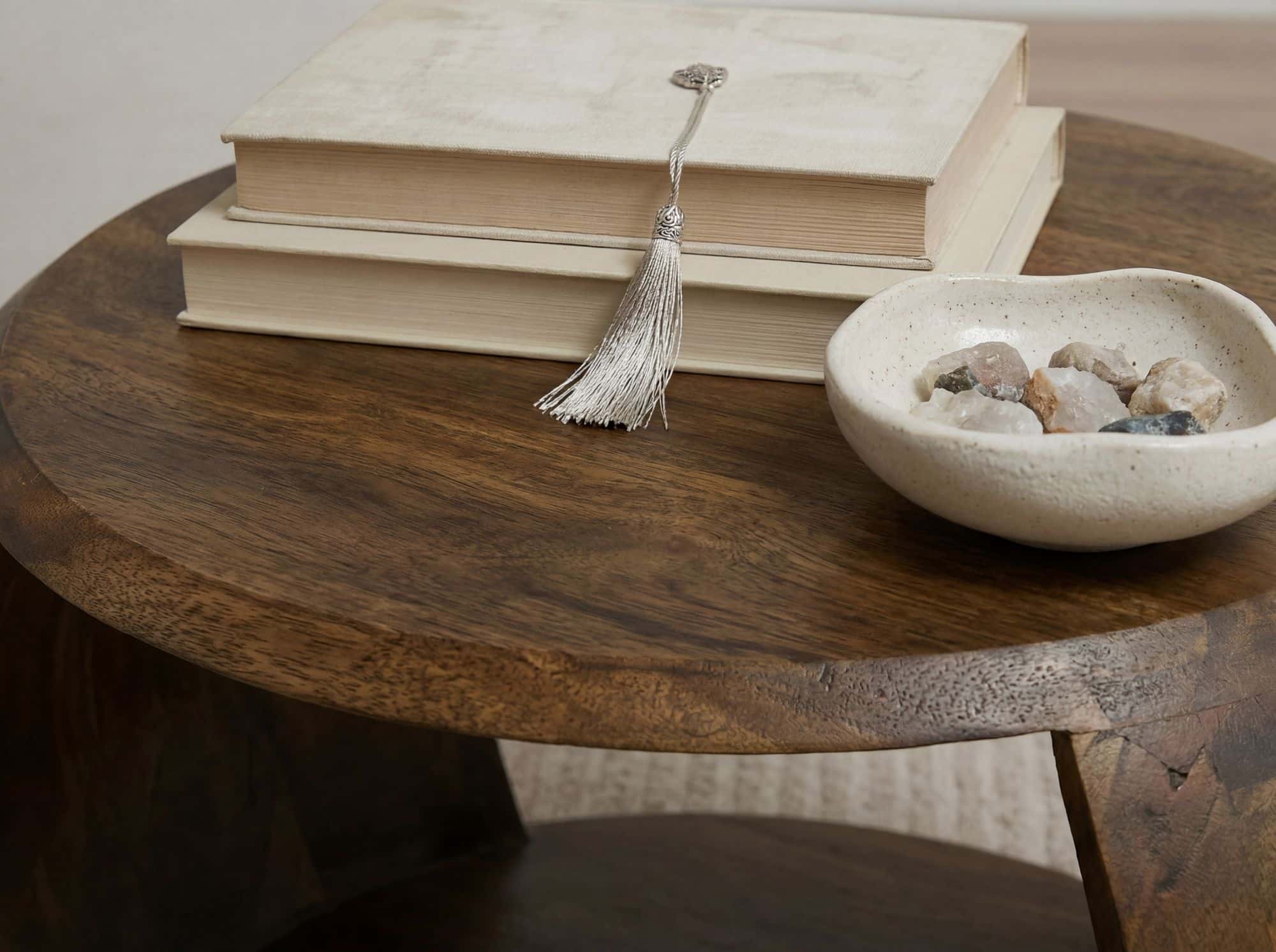 Couchtisch Mango Massivholz rund 60 cm x 46 cm x 36 cm - Wohnzimmertisch mit Ablagefach - Handgefertigter Sofatisch aus Echtholz im natürlichen Landhaus Design