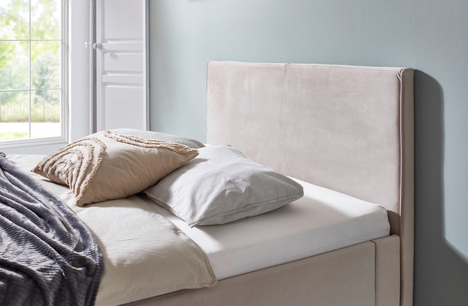 Polsterbett Leira by Meise – Elegantes Samtbett in Beige mit gestepptem Kopfteil & Massivholzfüßen 140 x 200 cm Polsterbett Leira by Meise – Elegantes Samtbett in Beige mit gestepptem Kopfteil & Massivholzfüßen 140 x 200 cm