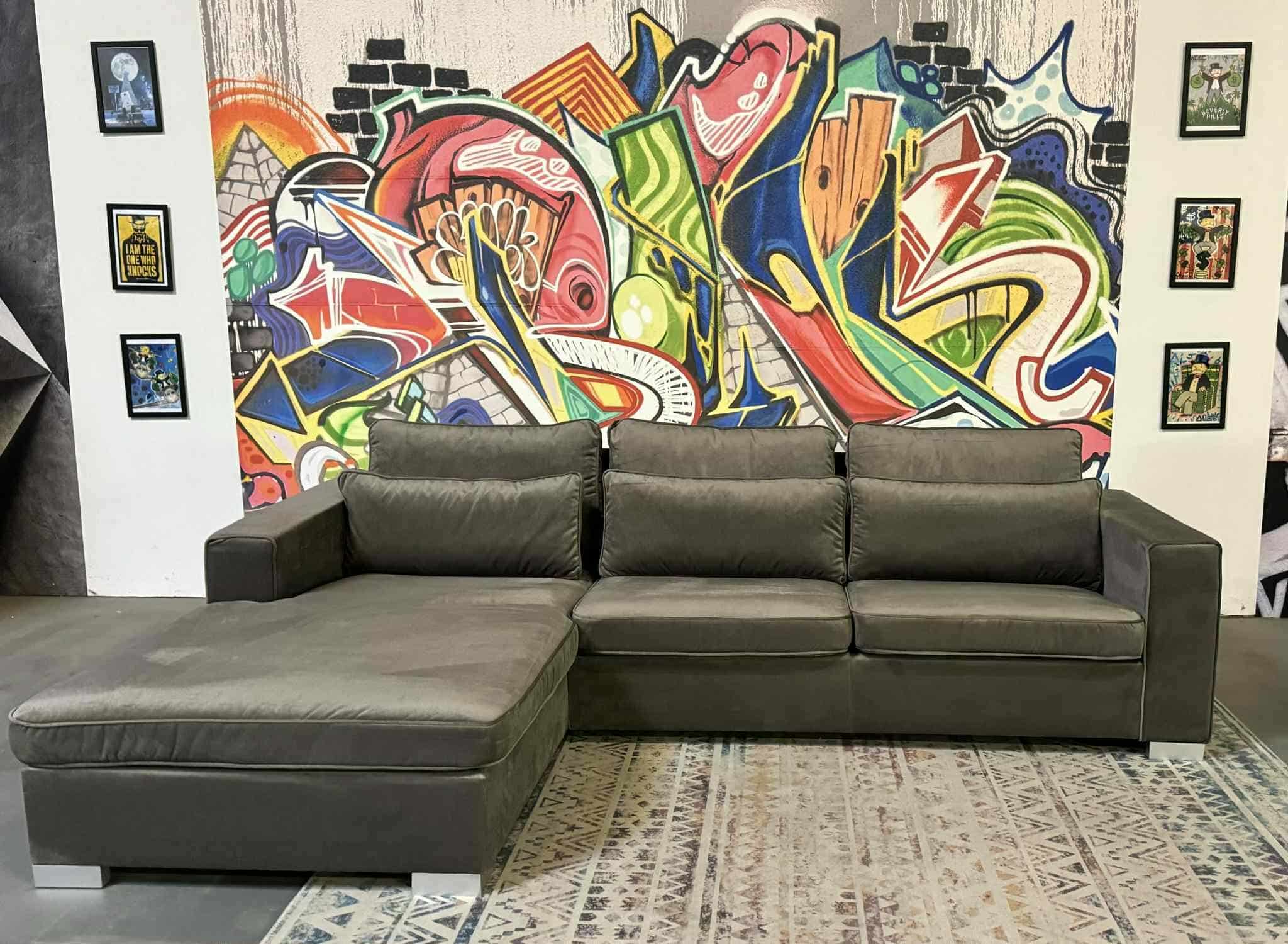 Sofa Starr Grau Samtvelours mit losen Rückenkissen | Fotomodell