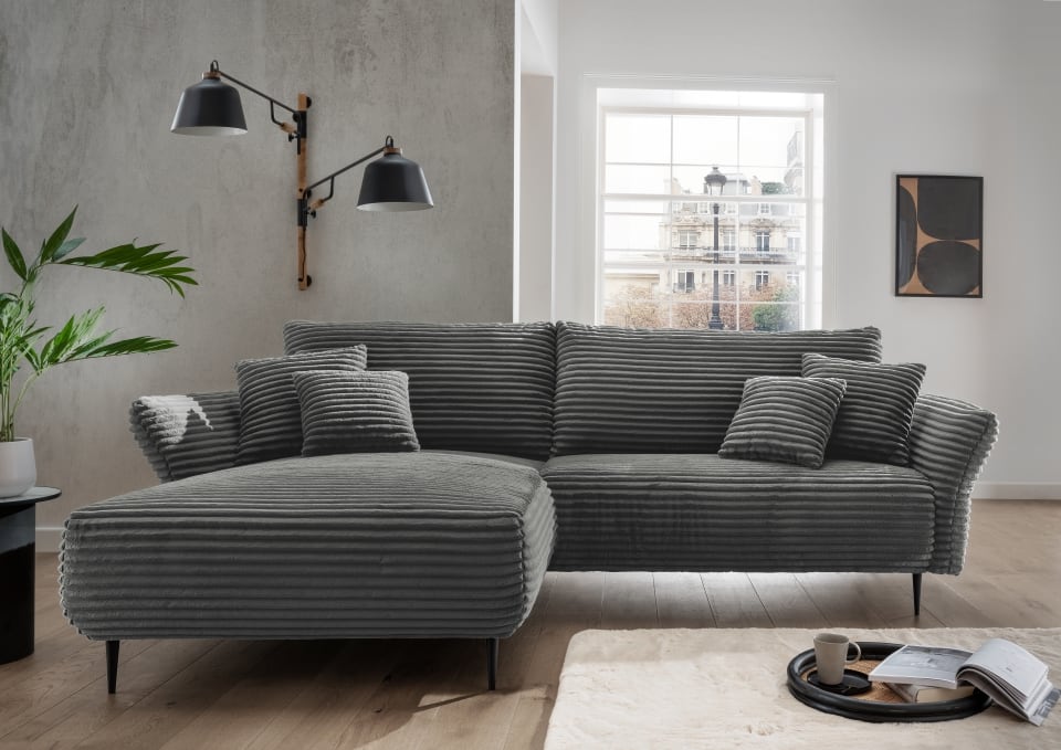 Benformato_Vanilla_2AF-RECAF_2018-1 Luxuriöses Benformato Sofa Vanilla in Grau: Entdecke hochwertiges Breitcord und verstellbare Armlehnen
