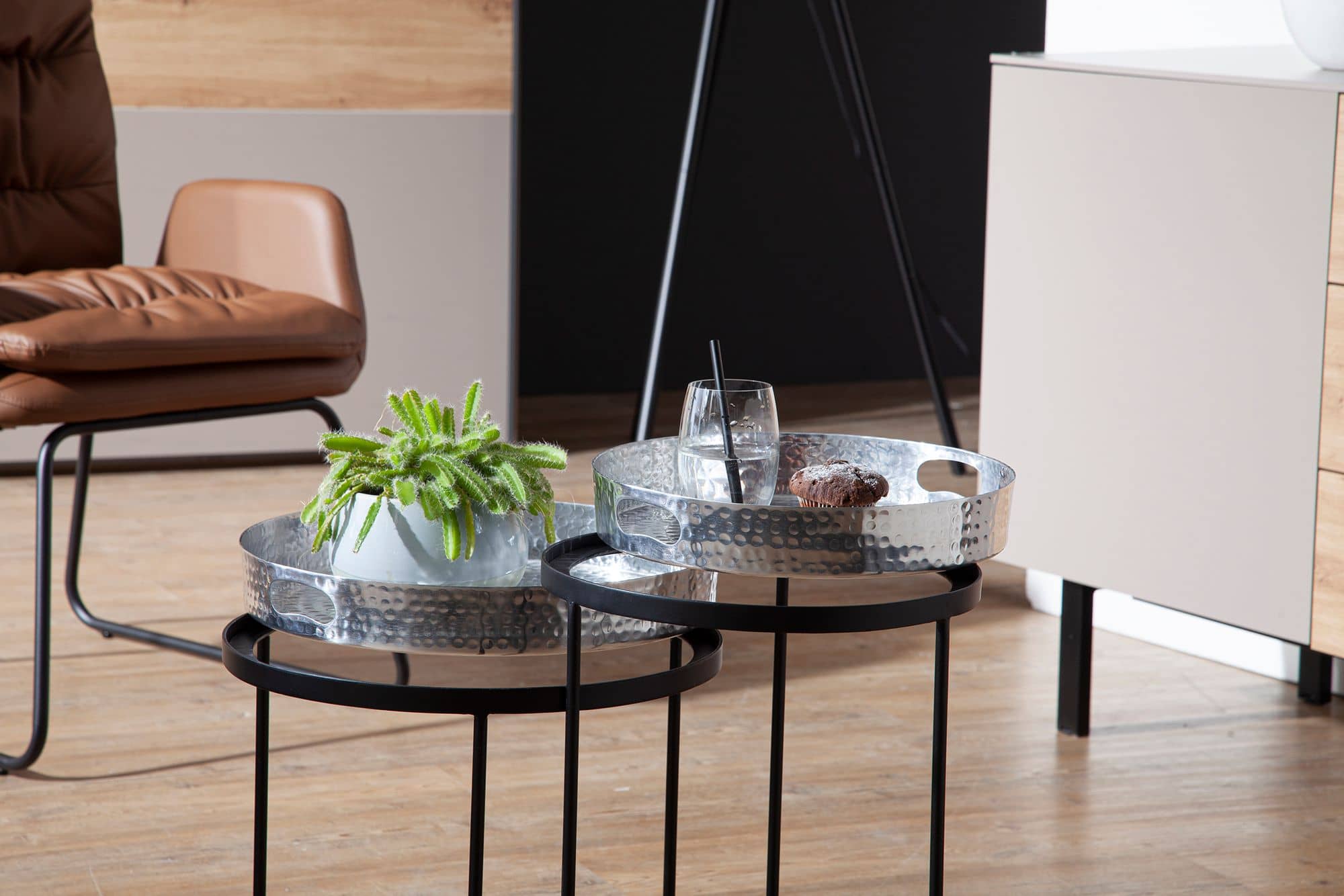 63453-WOHNLING-Beistelltisch-2er-Set-Silber-Schwarz-Metall-Hammerschlag-Satztisch-Rund-Couchtisch-abnehmbares-Tablett-Tabletttisch-Sofa-2-teilig-Modern-Runder-Sofatisch-fuers-ho_1YqUvBQCnT6qvE Beistelltisch 2er Set Silber / Schwarz Metall Hammerschlag Satztisch Rund