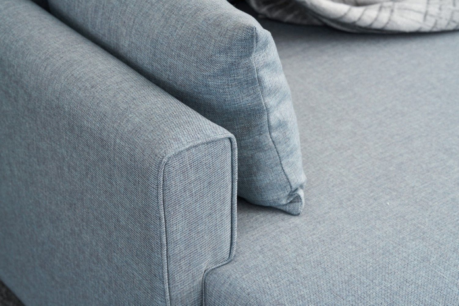 Kleines Bella Ecksofa mit Hocker – Die perfekte Lösung für kleine Räume Kleines Bella Ecksofa mit Hocker – Die perfekte Lösung für kleine Räume