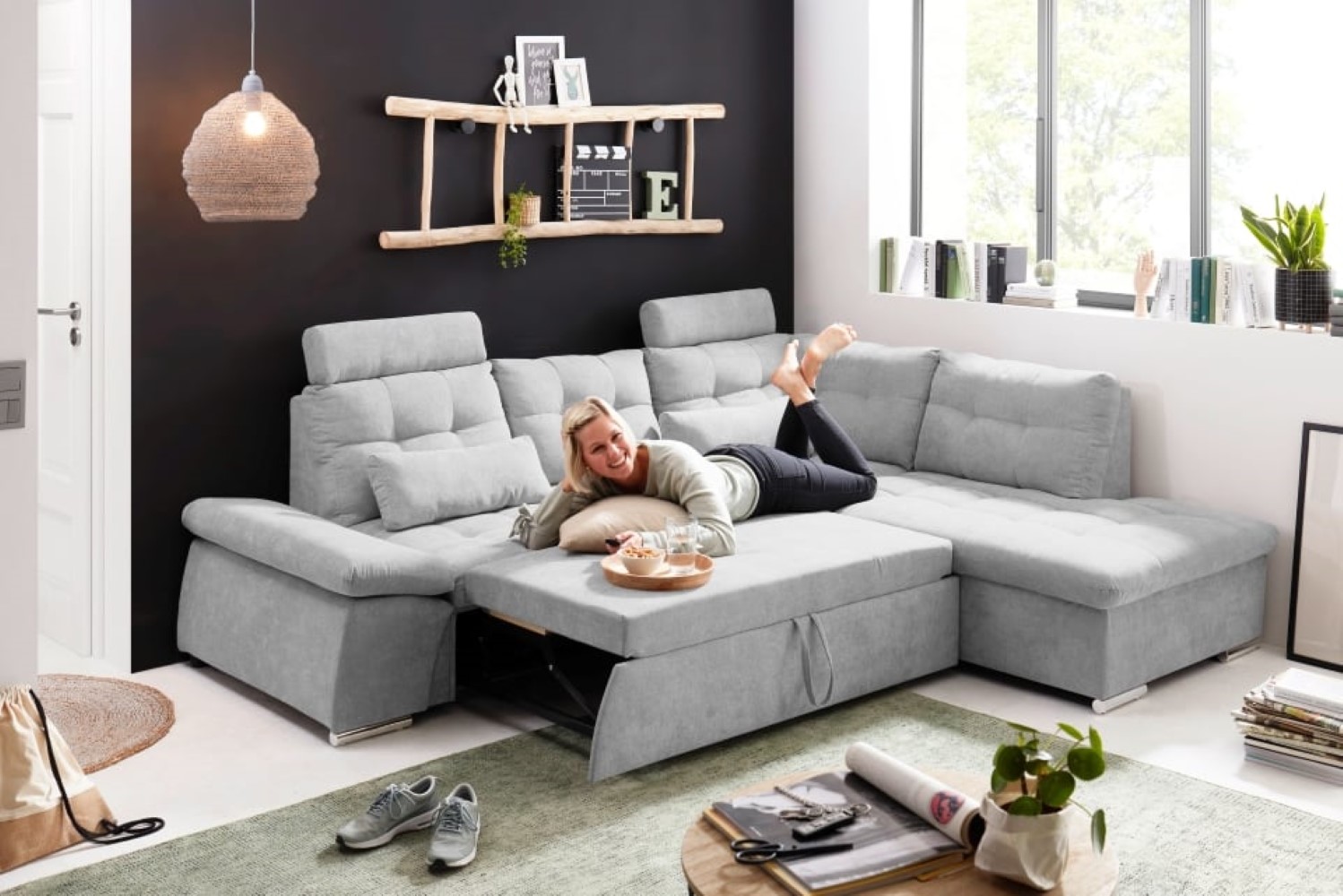 Nalo-2F-Rec_Uran-01_silver_Milieu_Model_Fkt Eleganz in Silber: Nalo Schlafsofa mit verstellbaren Armlehnen und Bettkasten