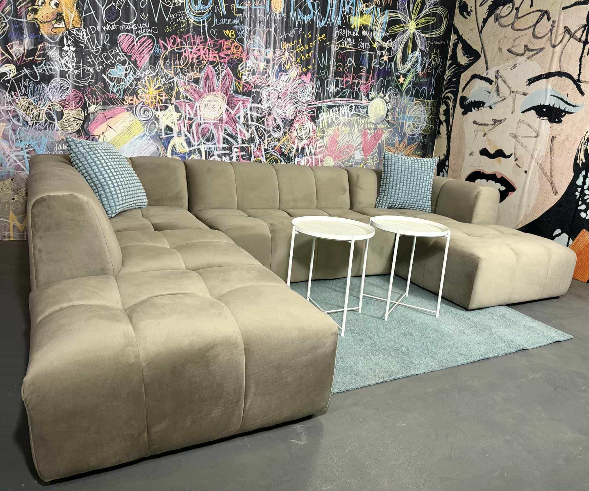 Wohnlandschaft New York Taupe Samtvelours von Myhomelando | Fotomodell