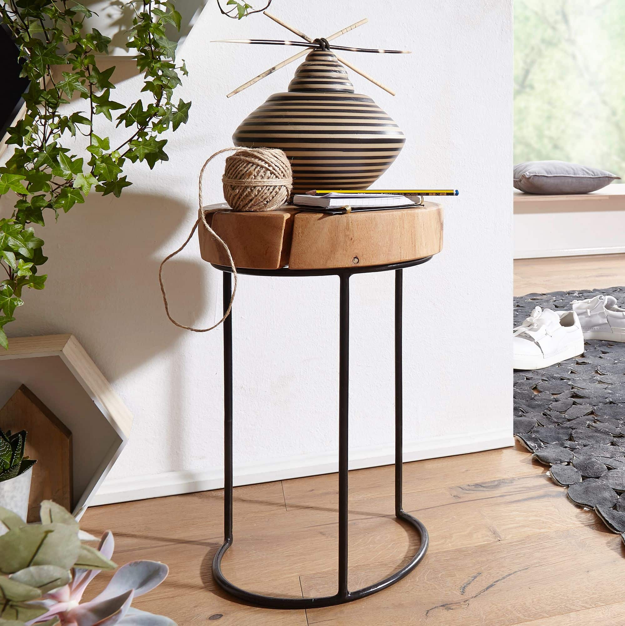 Beistelltisch AKOLA Massiv-Holz Akazie Wohnzimmer-Tisch Metallbeine Landhaus-Stil Baumstamm-Form Echt-Holz Natur Beistelltisch AKOLA Massiv-Holz Akazie Wohnzimmer-Tisch Metallbeine Landhaus-Stil Baumstamm-Form Echt-Holz Natur