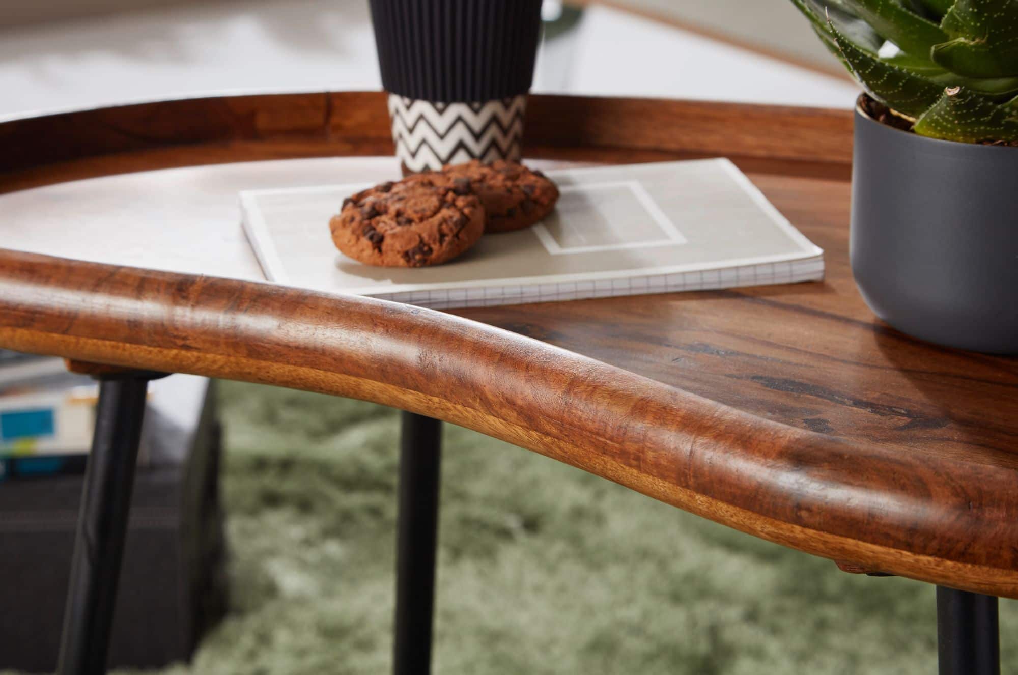 Couchtisch WL5.669 71x51x40 cm Sheesham massiv Sofatisch Nierenform mit Metallbeinen Couchtisch WL5.669 71x51x40 cm Sheesham massiv Sofatisch Nierenform mit Metallbeinen