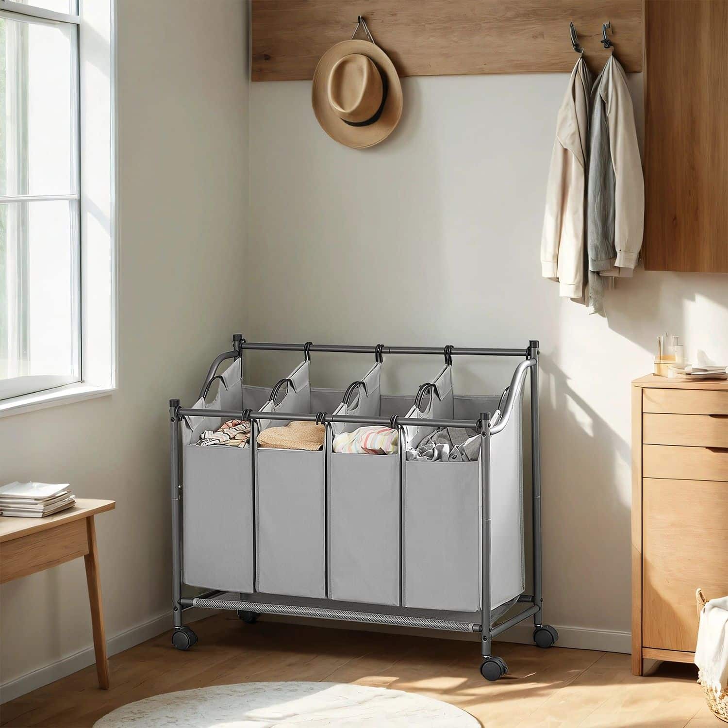 Wäschekorb mit Rollen, 4 x 35 L, Wäschesammler mit 4 abnehmbaren Wäschesäcken Wäschekorb mit Rollen, 4 x 35 L, Wäschesammler mit 4 abnehmbaren Wäschesäcken