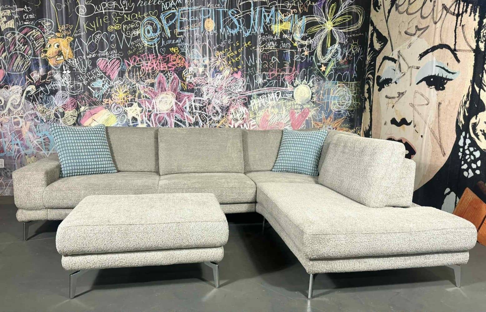 Sofa Soso Hellgrau mit Sitztiefenverstellung & Hocker | Mikrofaser Teddy-Stoff