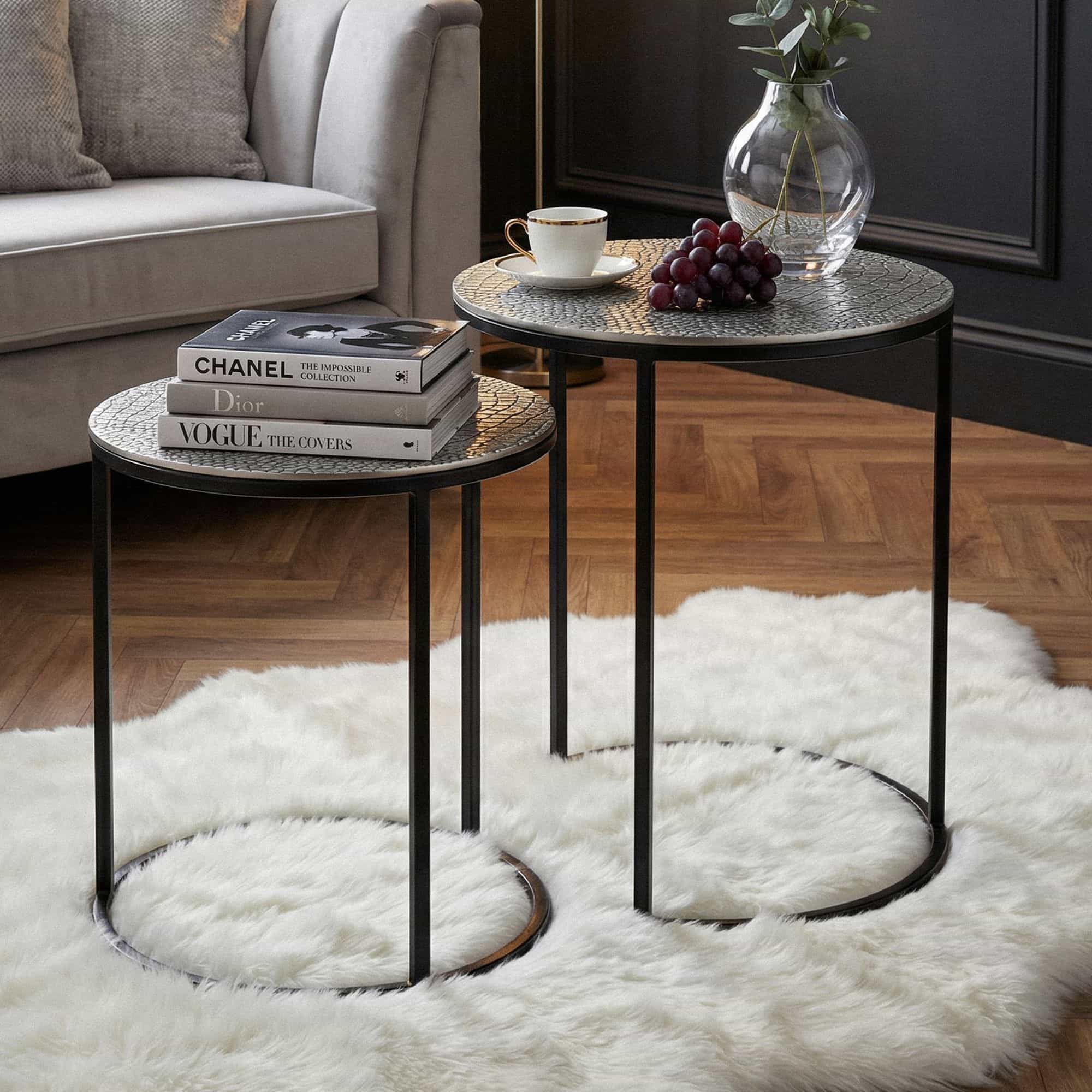 Satztisch Metall 2er Set rund silber - Beistelltisch Aluminium Tischplatten mit Muster - Design Couchtisch Anstelltisch modern Eisen Gestell - Dekotisch Wohnzimmertisch Handmade