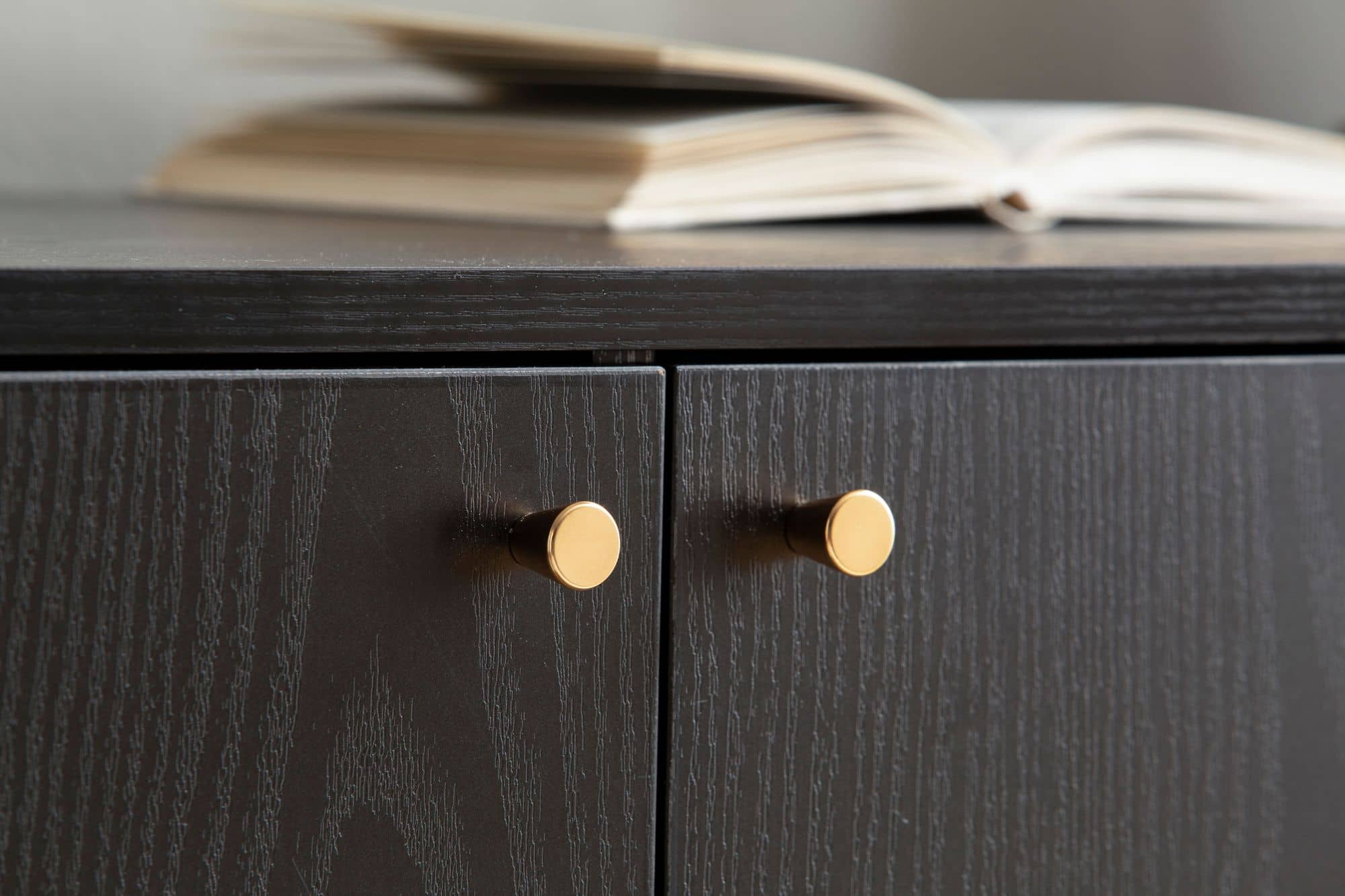 Sideboard 140x75x40 cm Kommode Schwarz mit Eiche-Dekor Zeitlos Sideboard 140x75x40 cm Kommode Schwarz mit Eiche-Dekor Zeitlos