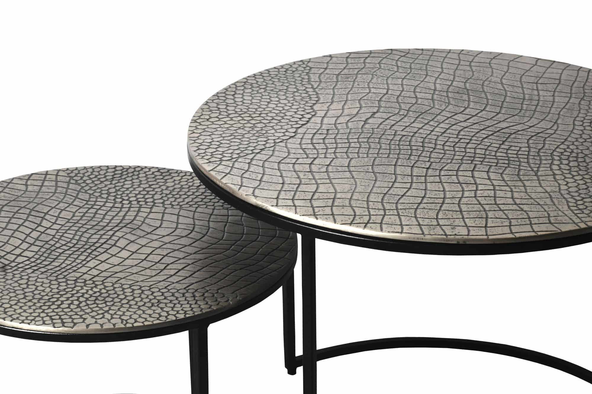 Satztisch Metall 2er Set rund silber - Couchtisch Aluminium Tischplatten mit Muster - Beistelltisch Sofatisch Alu modern - Wohnzimmertisch Eisen Gestell Handmade Satztisch Metall 2er Set rund silber - Couchtisch Aluminium Tischplatten mit Muster - Beistelltisch Sofatisch Alu modern - Wohnzimmertisch Eisen Gestell Handmade