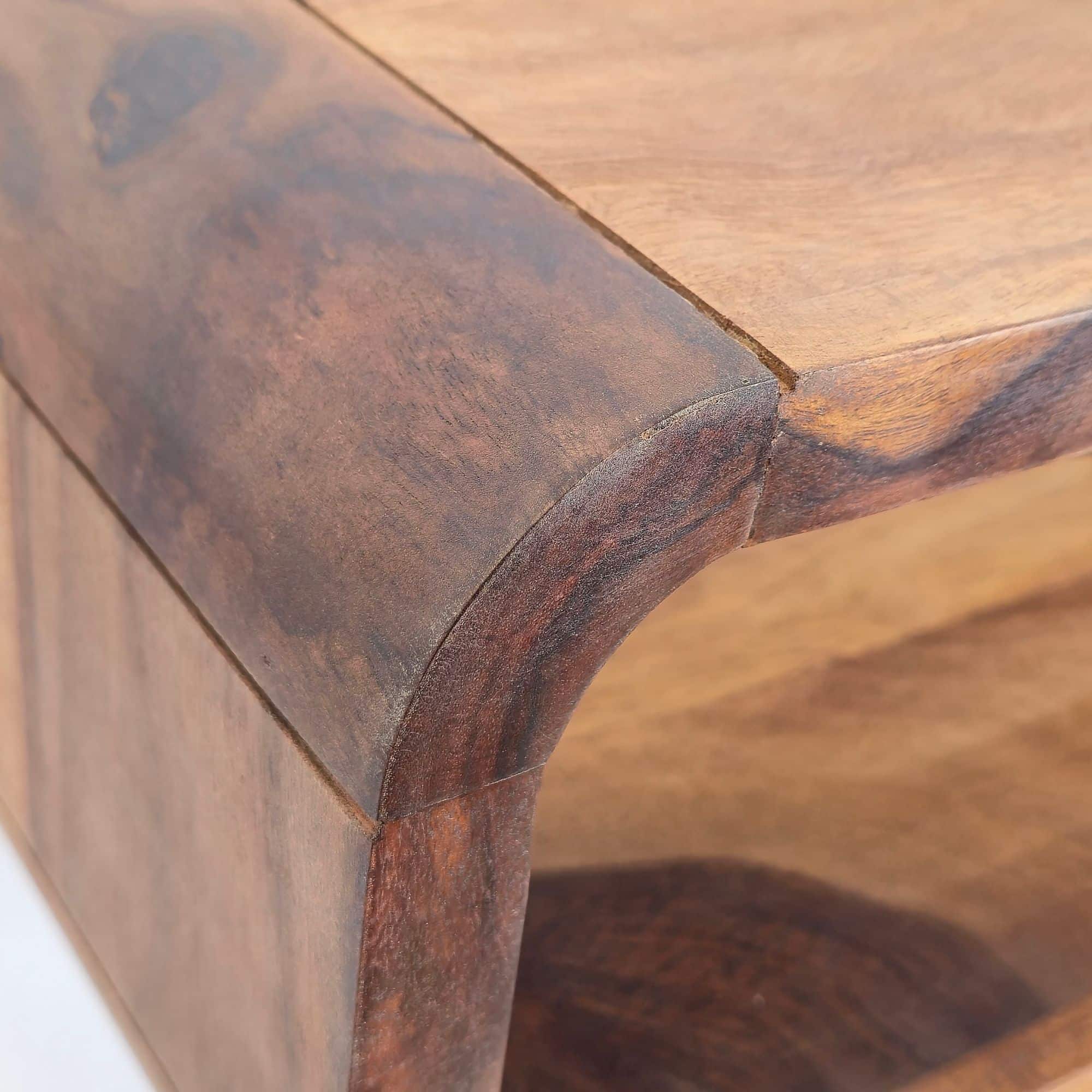 Retro Couchtisch Sheesham Massivholz 100cm · Wohnzimmertisch rechteckig mit Ablagefach · Handgefertigter Sofatisch aus Holz mit Metallbeinen im Industrial Design Retro Couchtisch Sheesham Massivholz 100cm · Wohnzimmertisch rechteckig mit Ablagefach · Handgefertigter Sofatisch aus Holz mit Metallbeinen im Industrial Design