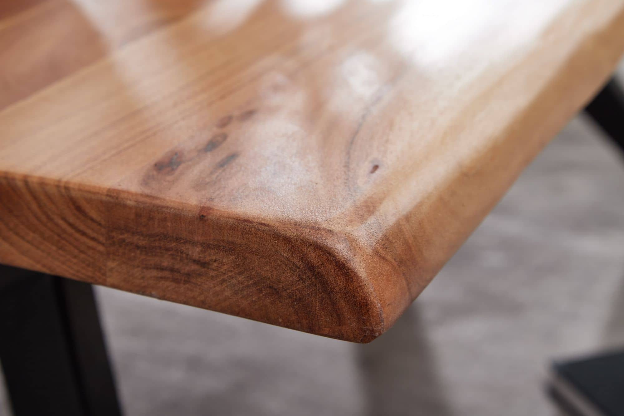 Couchtisch 115x37x64 cm Akazie Massivholz / Metall Baumkante